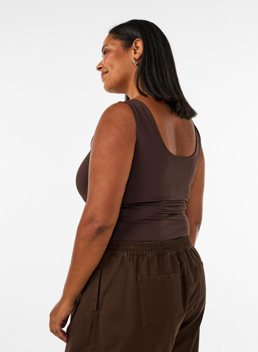 Top Basic ajust&eacute; en tissu lisse, Marron, Model image number 4