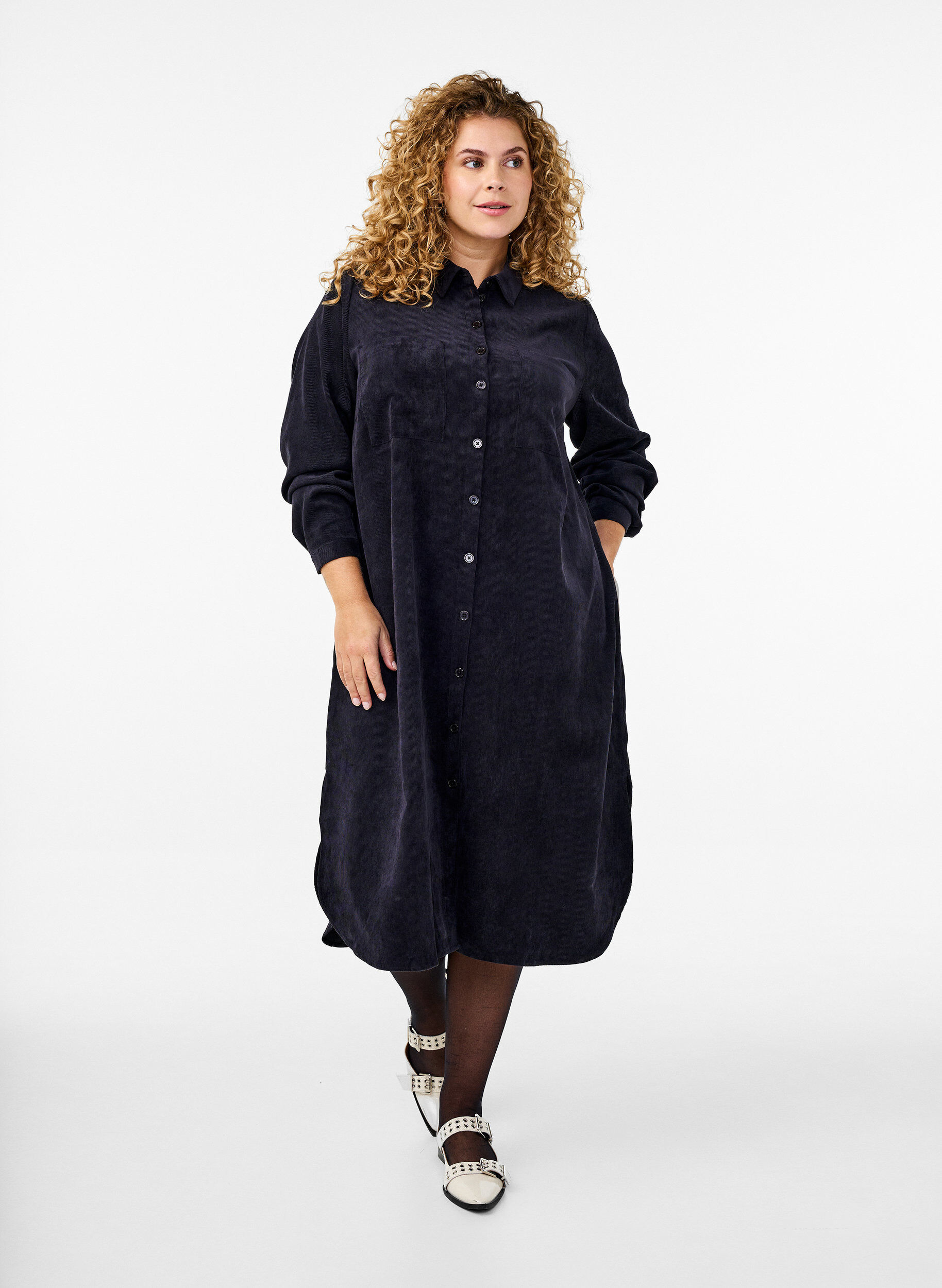Zizzi Robe-chemise longue en velours c&ocirc;tel&eacute; et &agrave; boutons, Black, Model image number 0