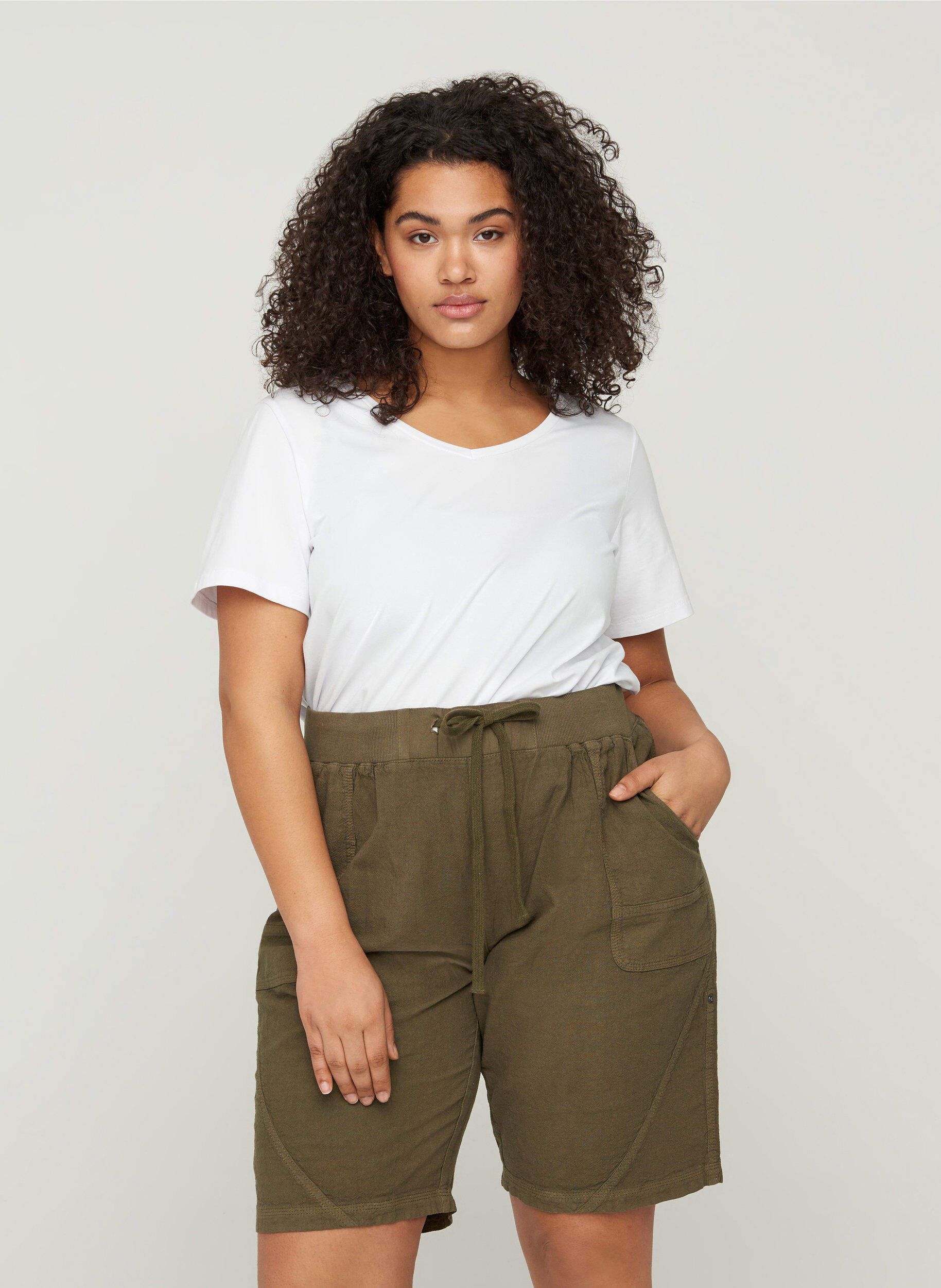 Zizzi Short ample avec poches en coton, Vert, Model image number 0
