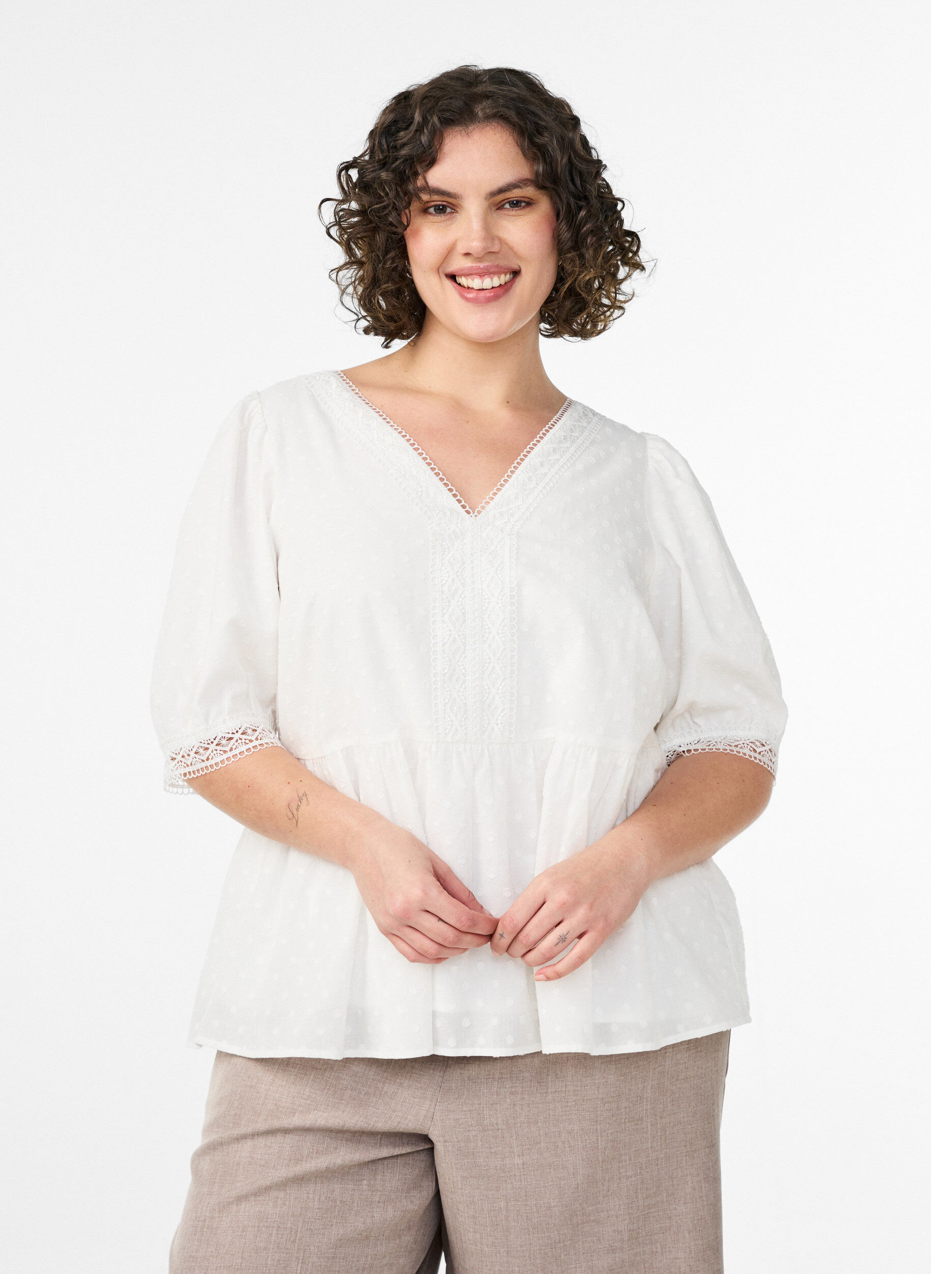 Zizzi Blouse en coton textur&eacute; avec d&eacute;tails en crochet, Blanc, Model image number 0