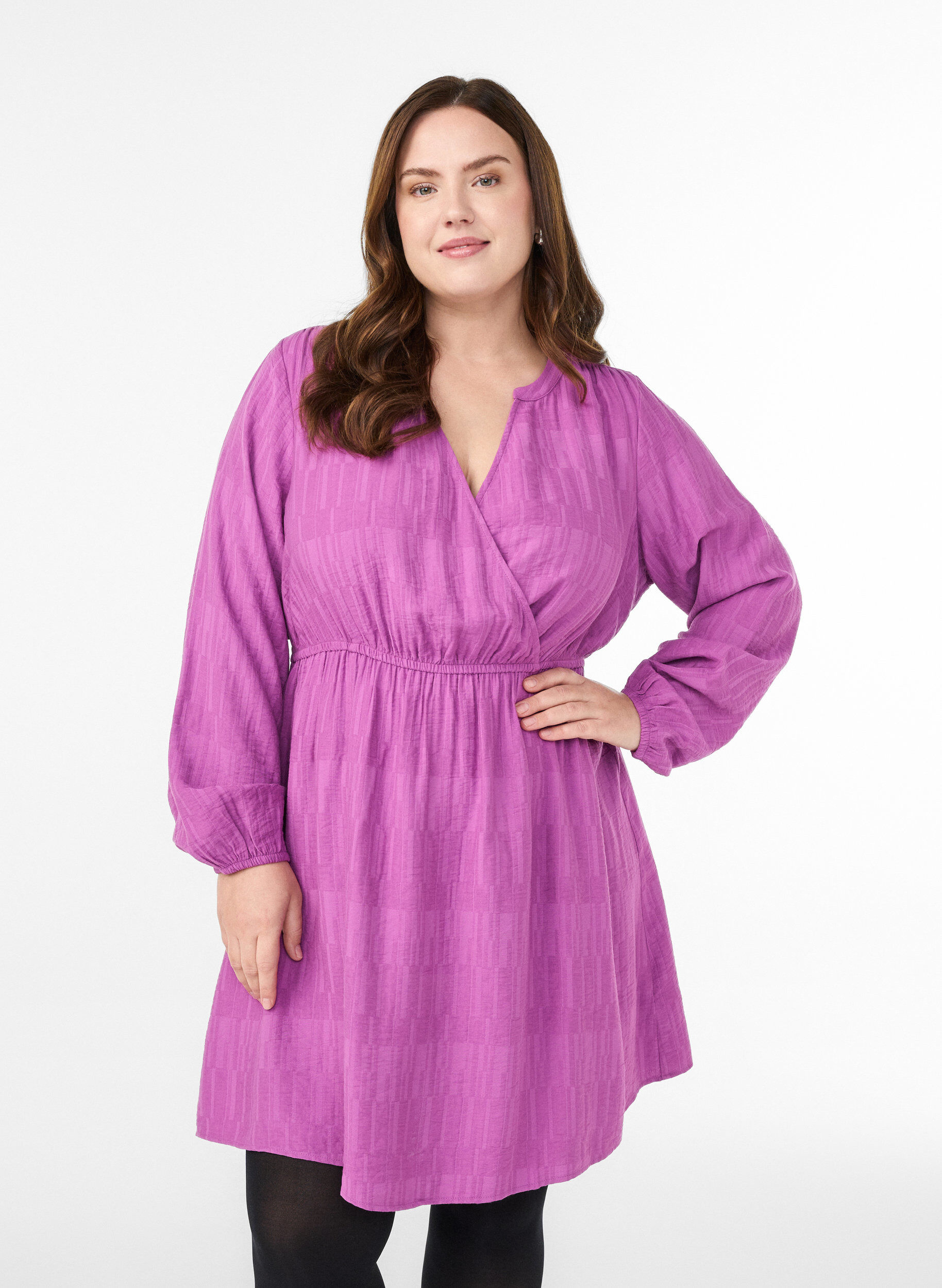 Robe courte textur&eacute;e effet portefeuille, Violet, Model