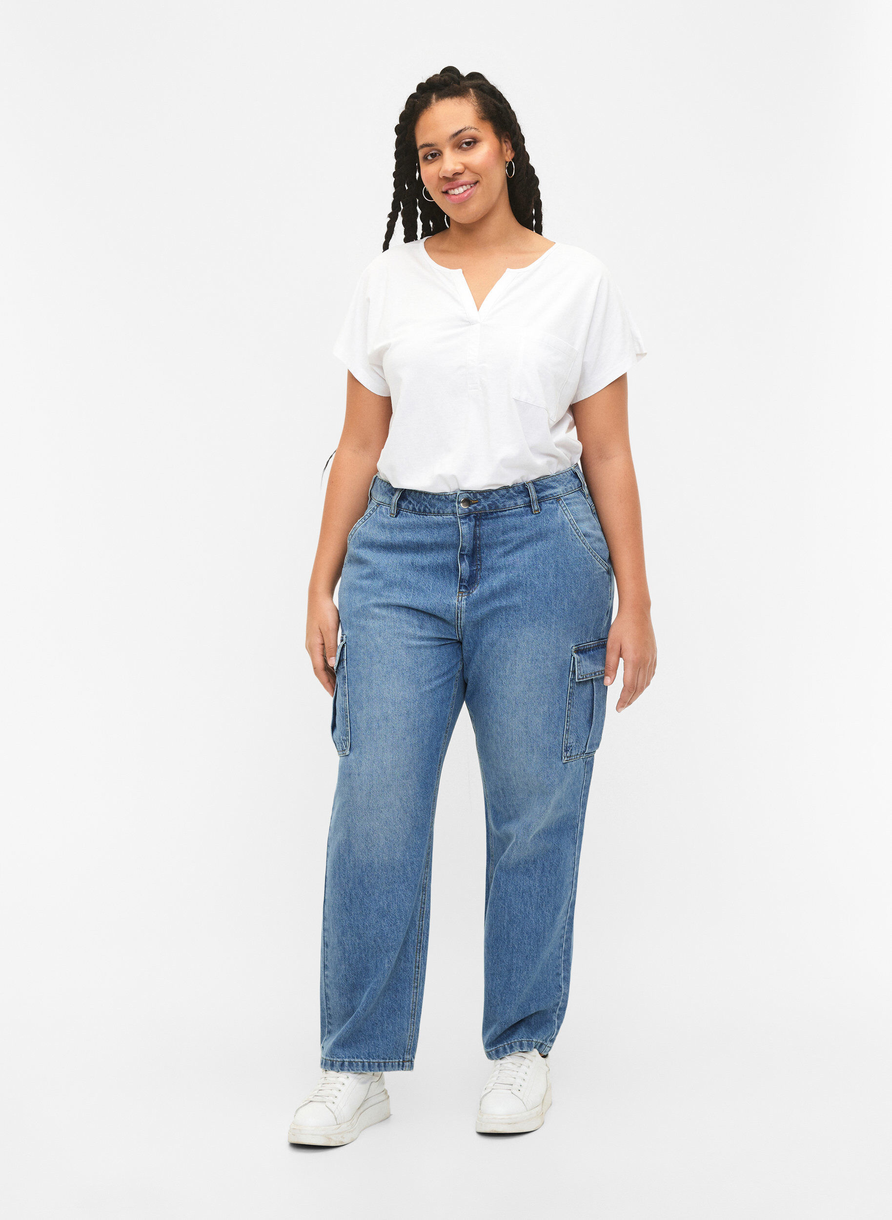 Zizzi T-shirt &agrave; col en V avec poche sur la poitrine, Bright White, Model image number 2