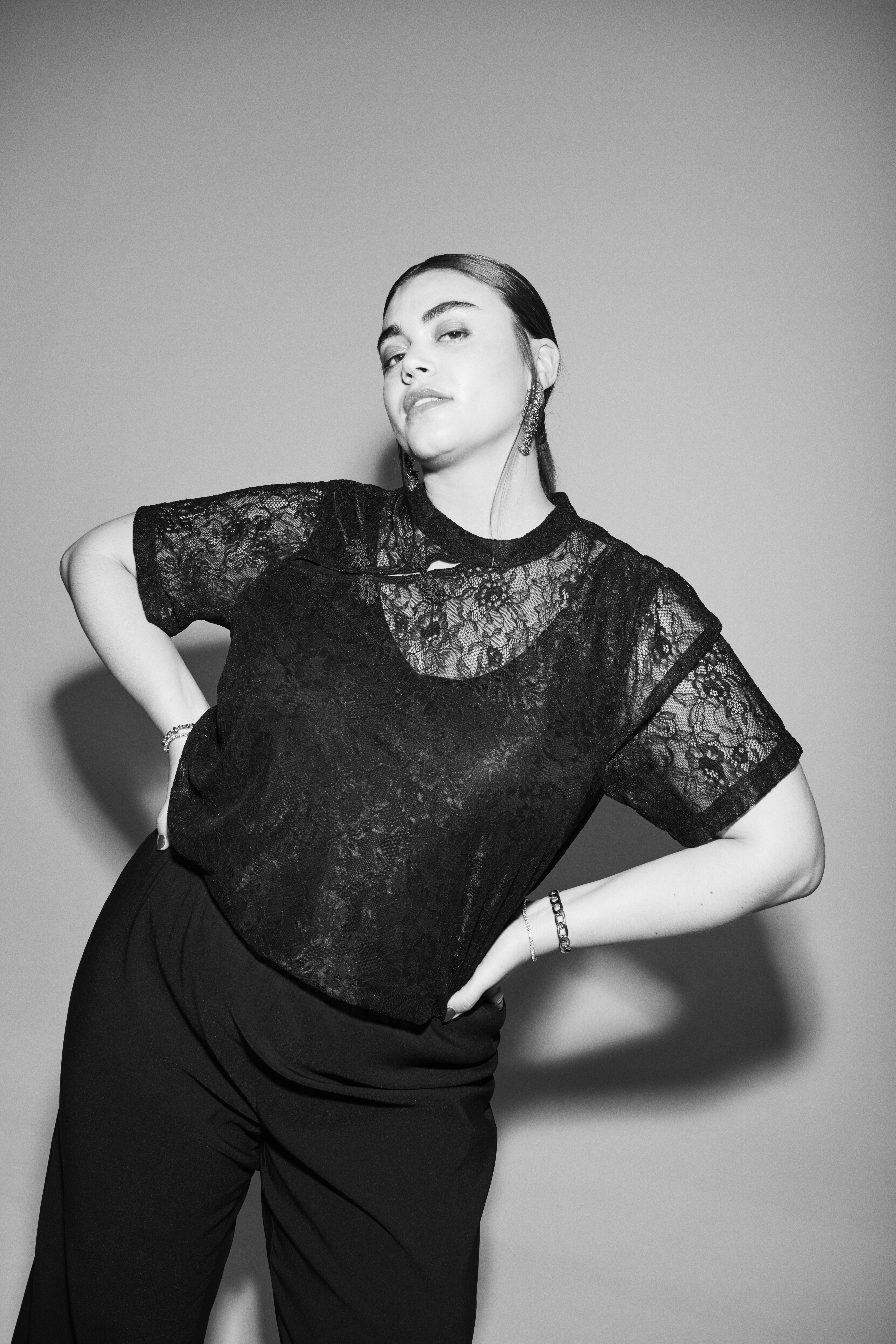 Blouse en dentelle avec d&eacute;tails, , Model