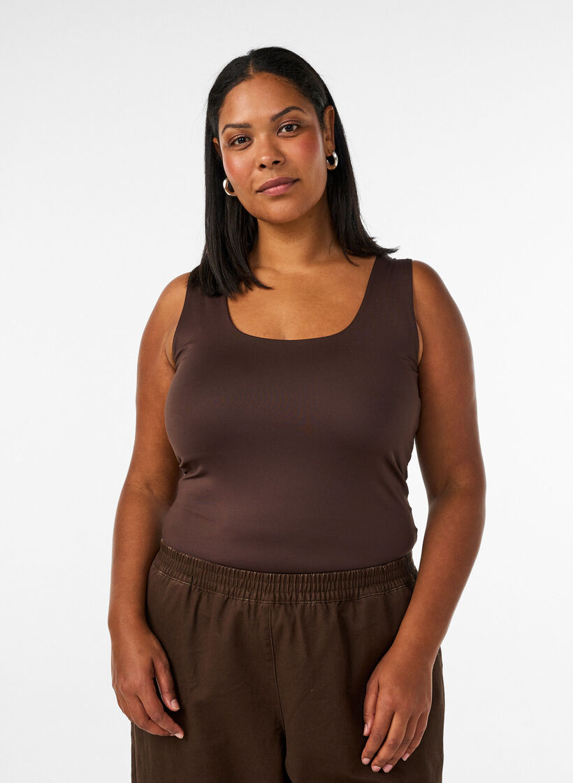 Top Basic ajust&eacute; en tissu lisse, Marron, Model image number 0