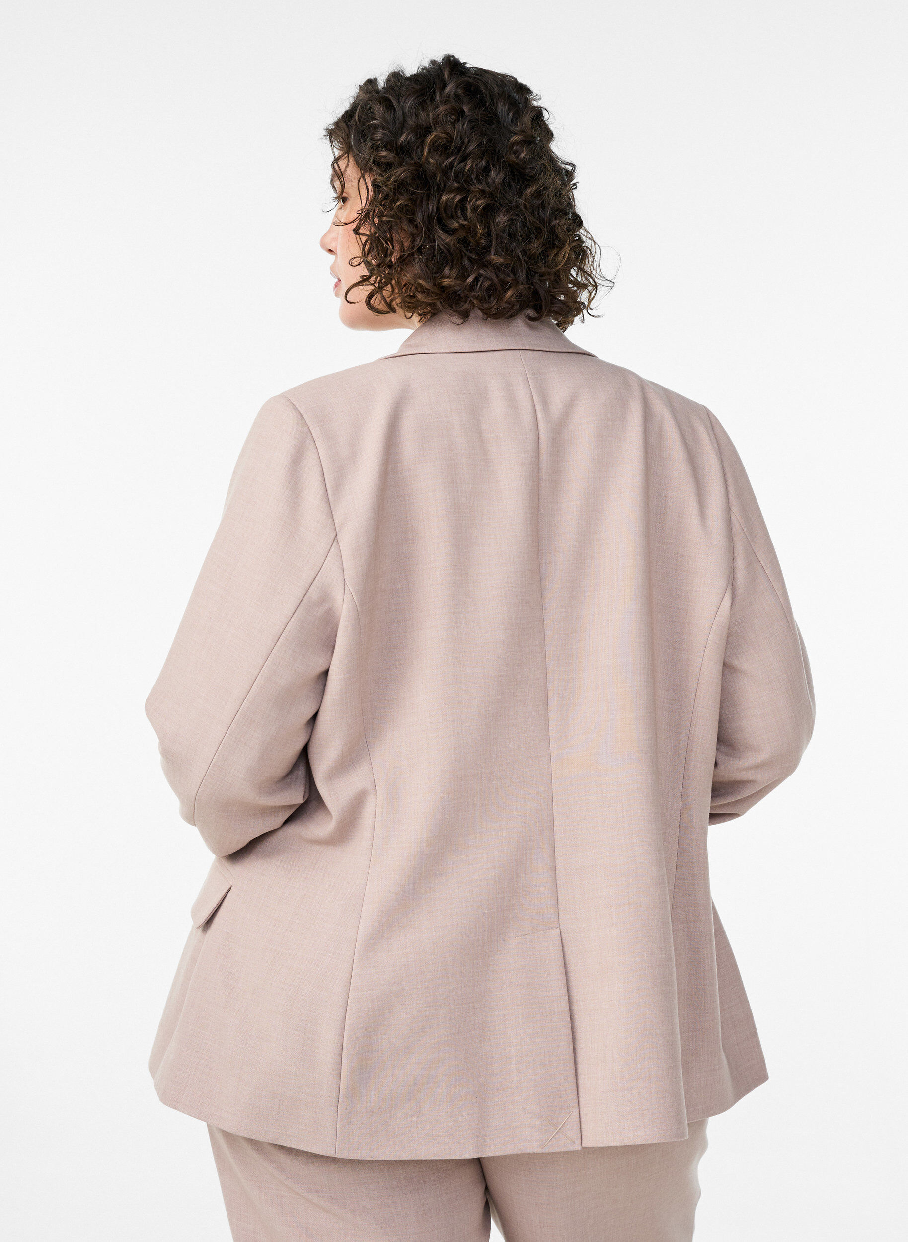 Zizzi Blazer classique avec fermeture &agrave; bouton unique et poches, Beige, Model image number 2