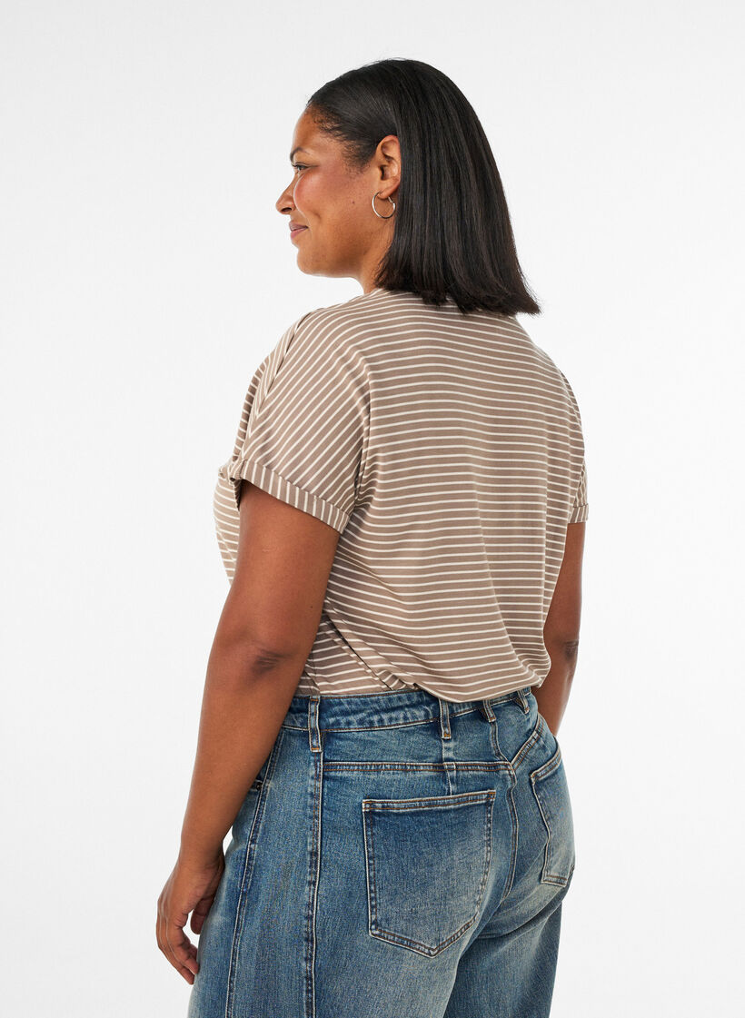 T-shirt ray&eacute; en viscose avec un col rond, Beige, Model image number 2