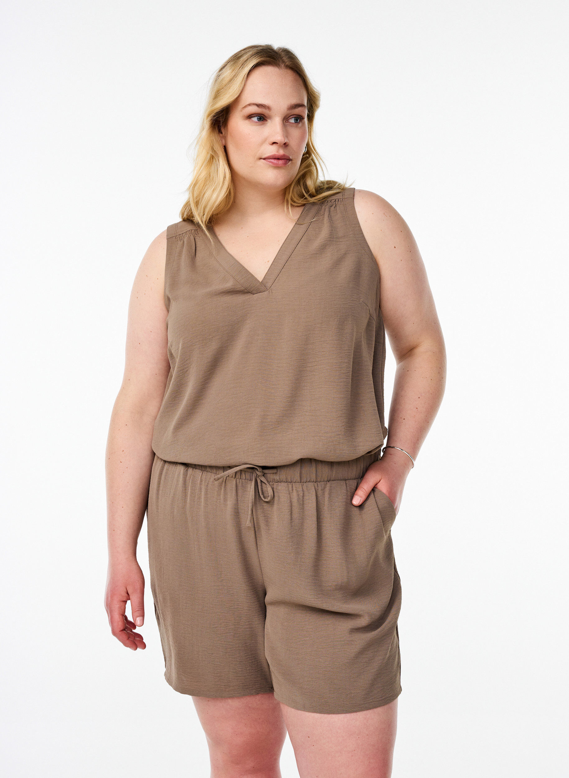 Short avec poches et ceinture &eacute;lastique, Marron, Model