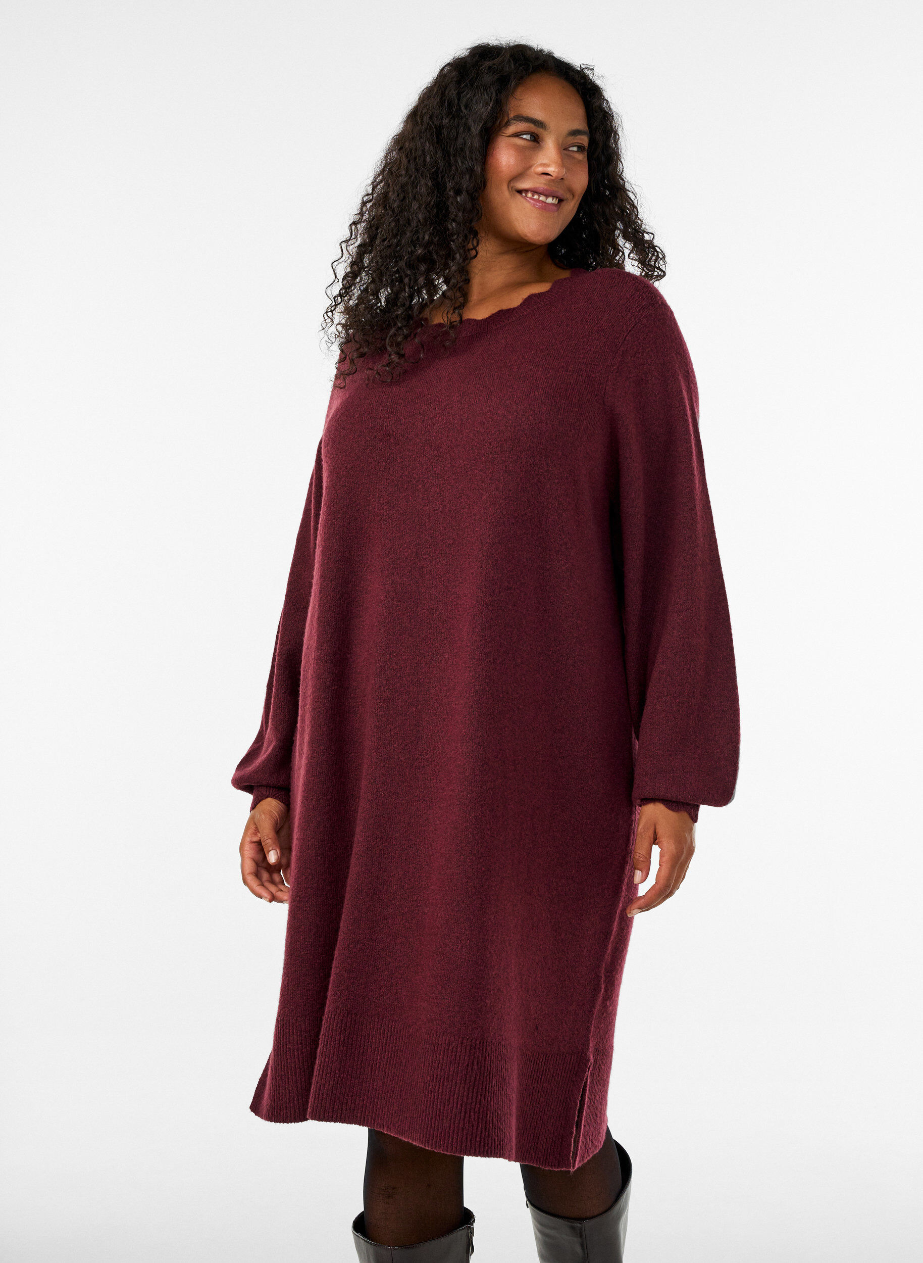 Robe courte en maille avec ourlet ondul&eacute; et fentes, Bordeaux, Model