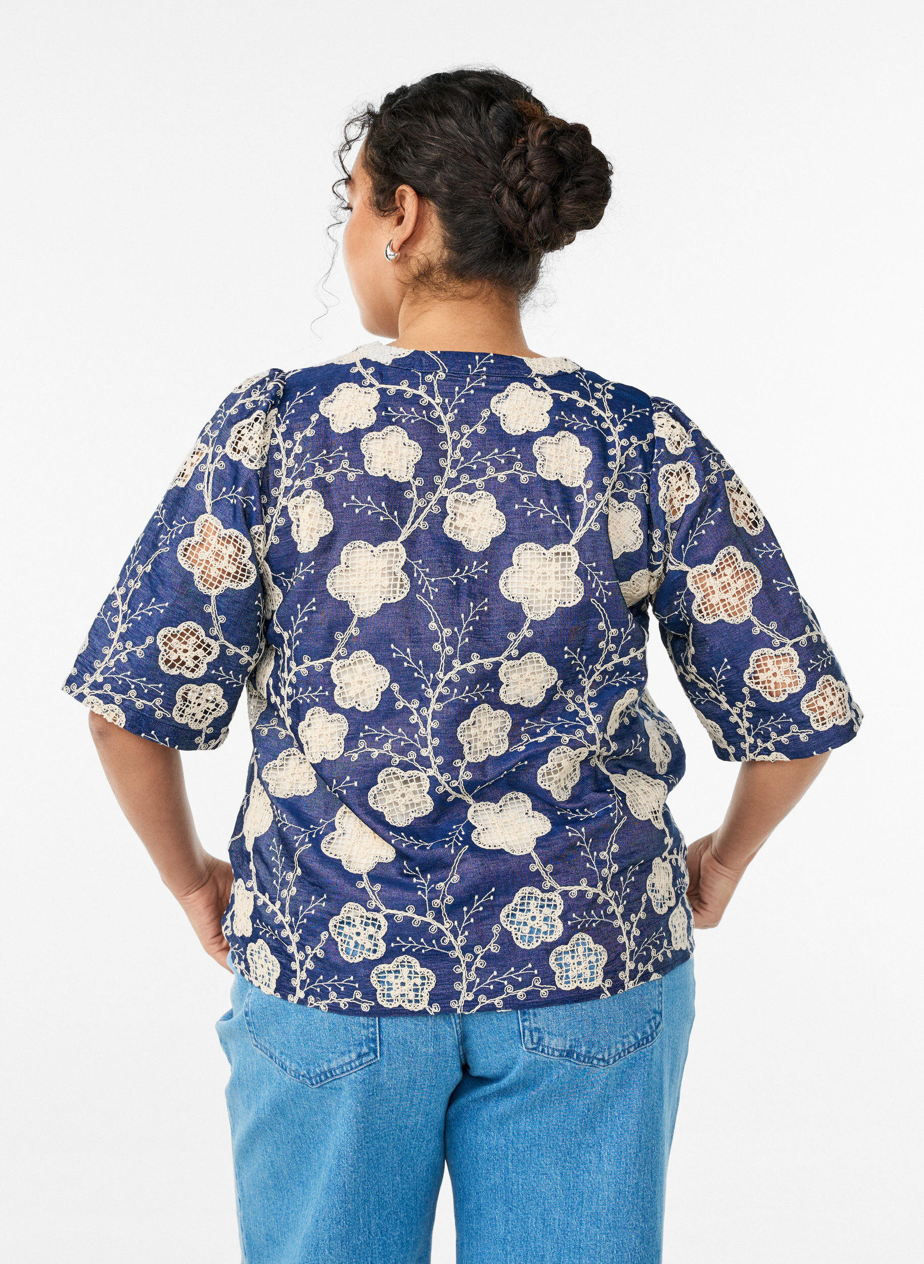 Zizzi Blouse avec col en V et motif brod&eacute;, Bleu, Model image number 2