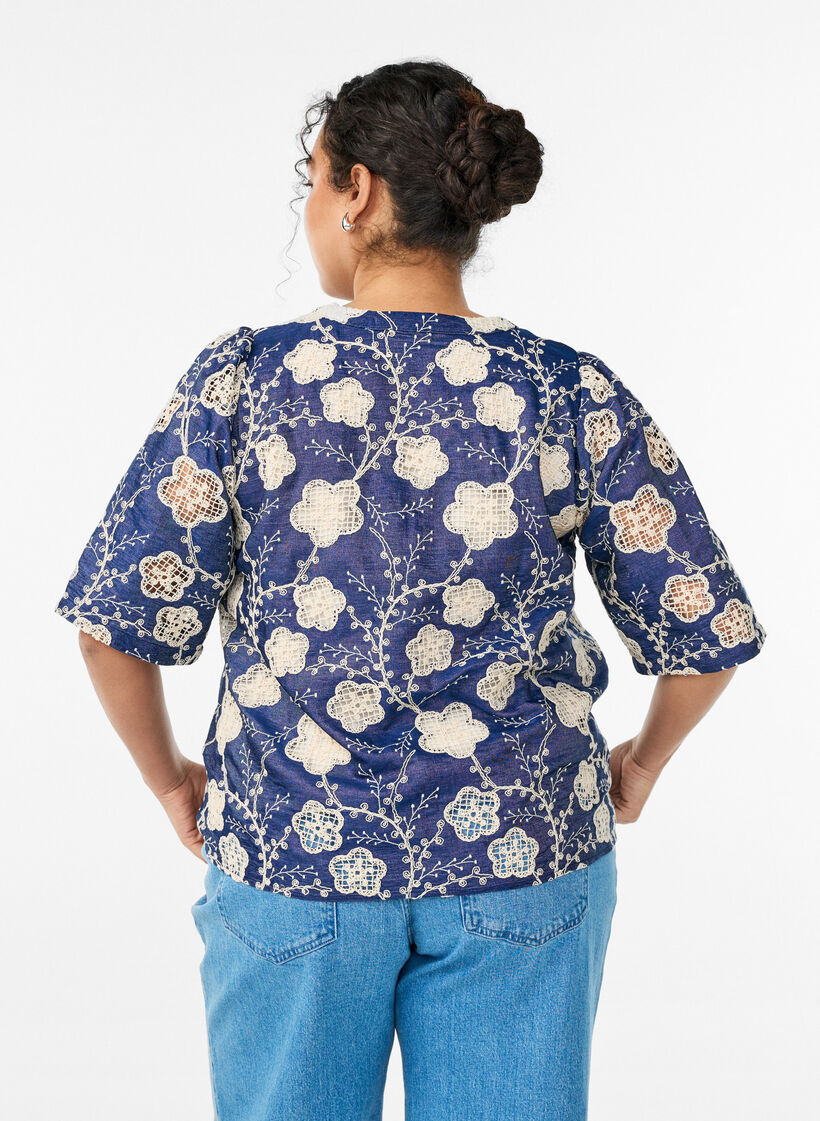 Blouse avec col en V et motif brod&eacute;, Bleu, Model image number 2