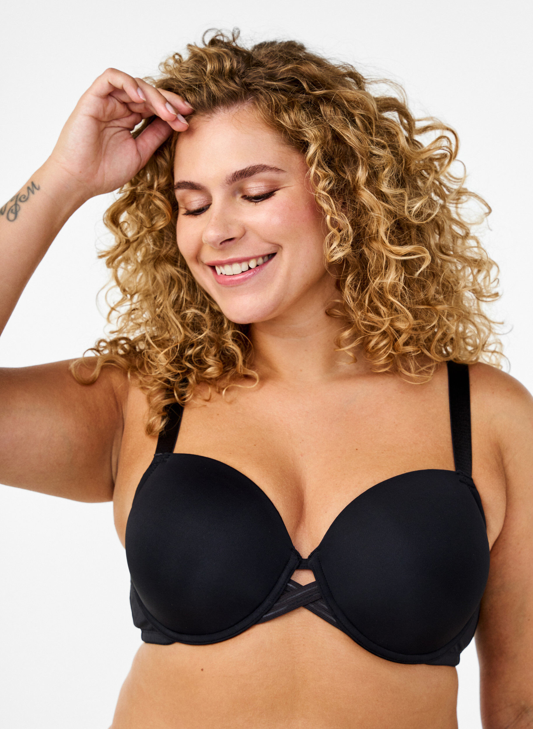 Zizzi Soutien-gorge moul&eacute; avec d&eacute;tail en forme de croix, Noir, Model image number 3