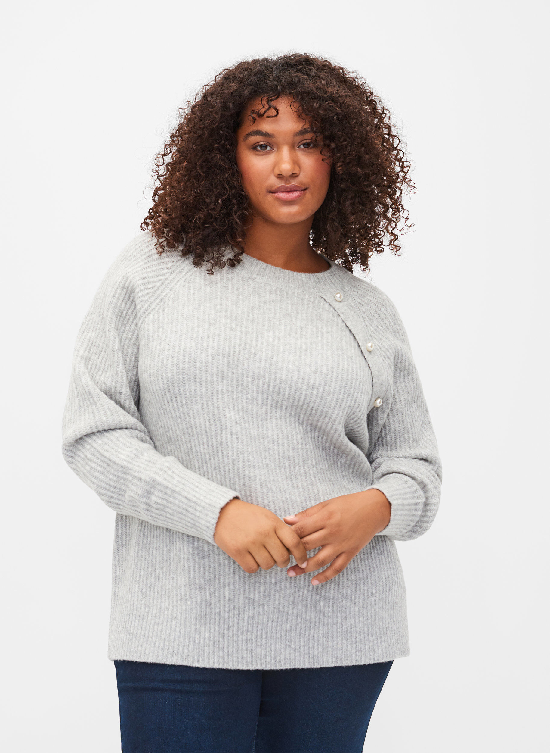 Zizzi Pull en maille m&eacute;lang&eacute;e avec boutons en perle, Light Grey Melange, Model image number 0
