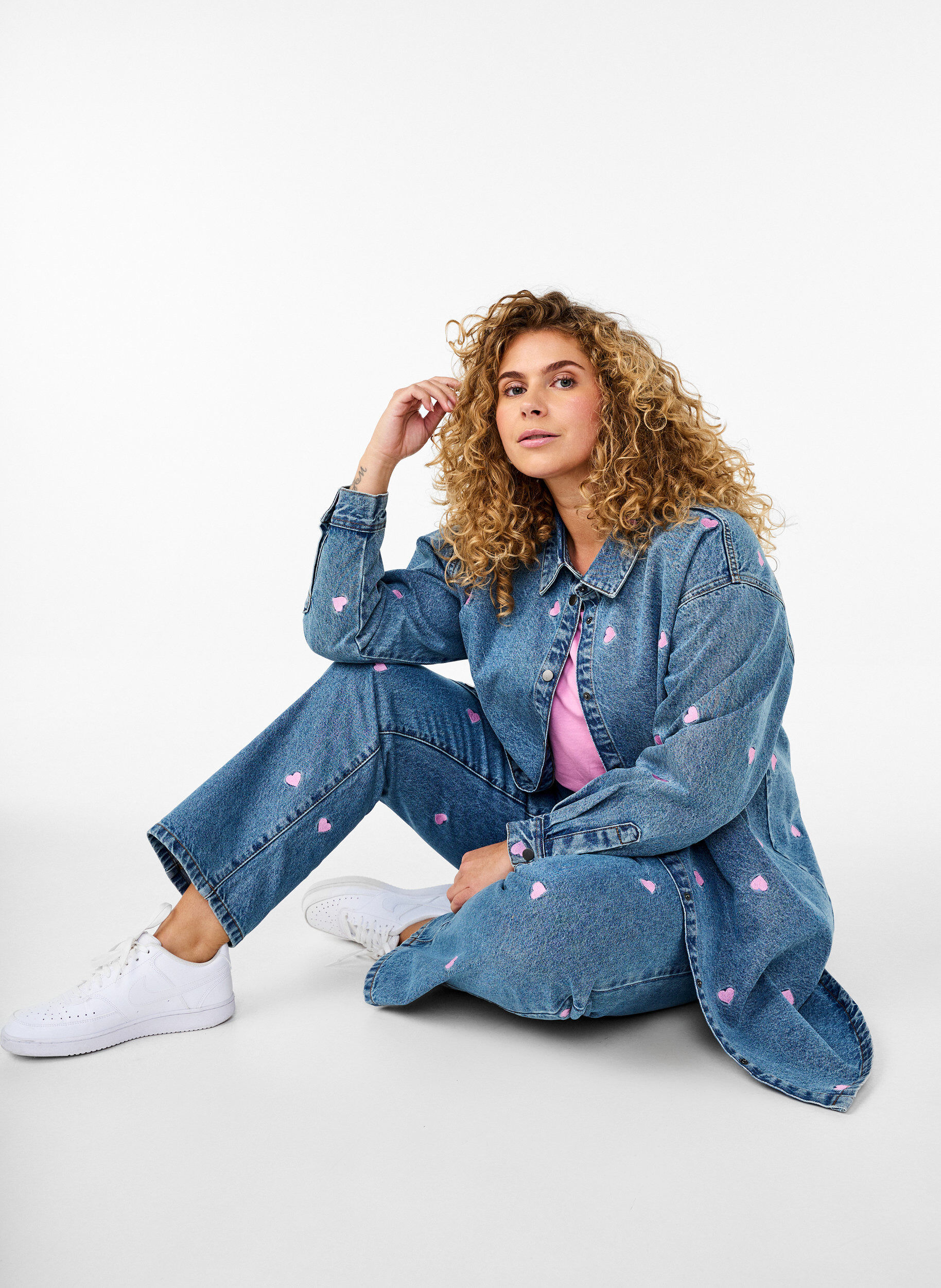 Zizzi Chemise ample en jean et avec l&egrave;vres brod&eacute;es, Light Blue Heart, Image image number 0