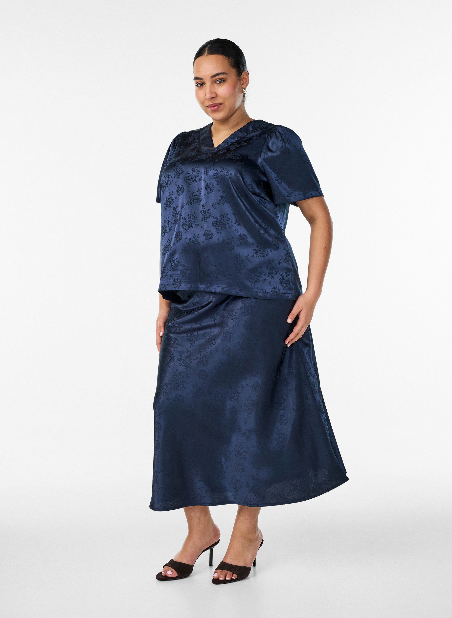 Jupe en satin avec un motif floral ton sur ton, Bleu, Model
