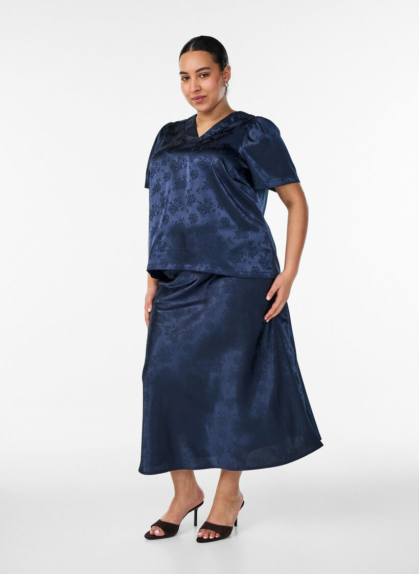 Jupe en satin avec un motif floral ton sur ton, Bleu, Model image number 0