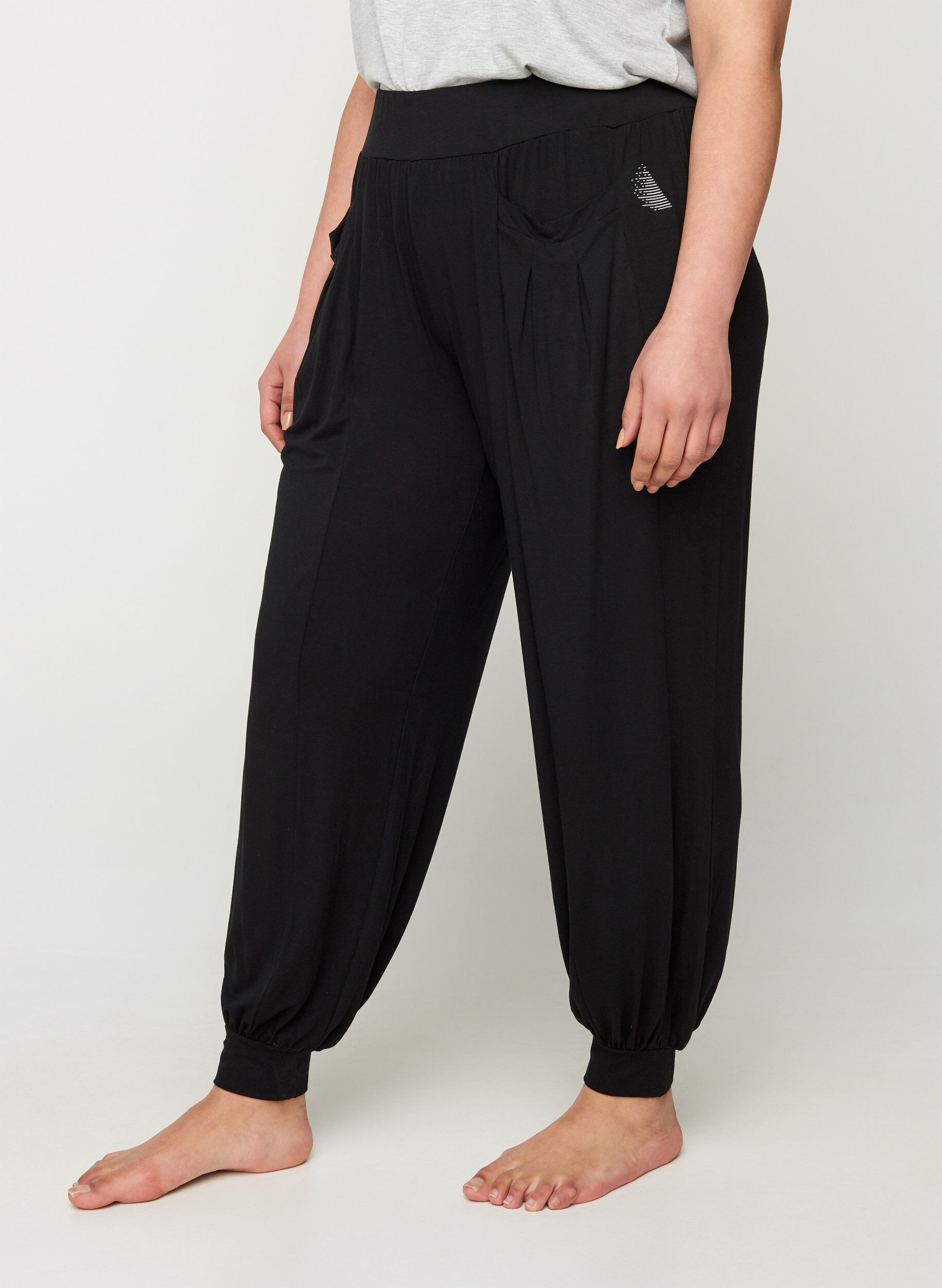 Zizzi Pantalon ample en viscose avec poches, Black, Model image number 0