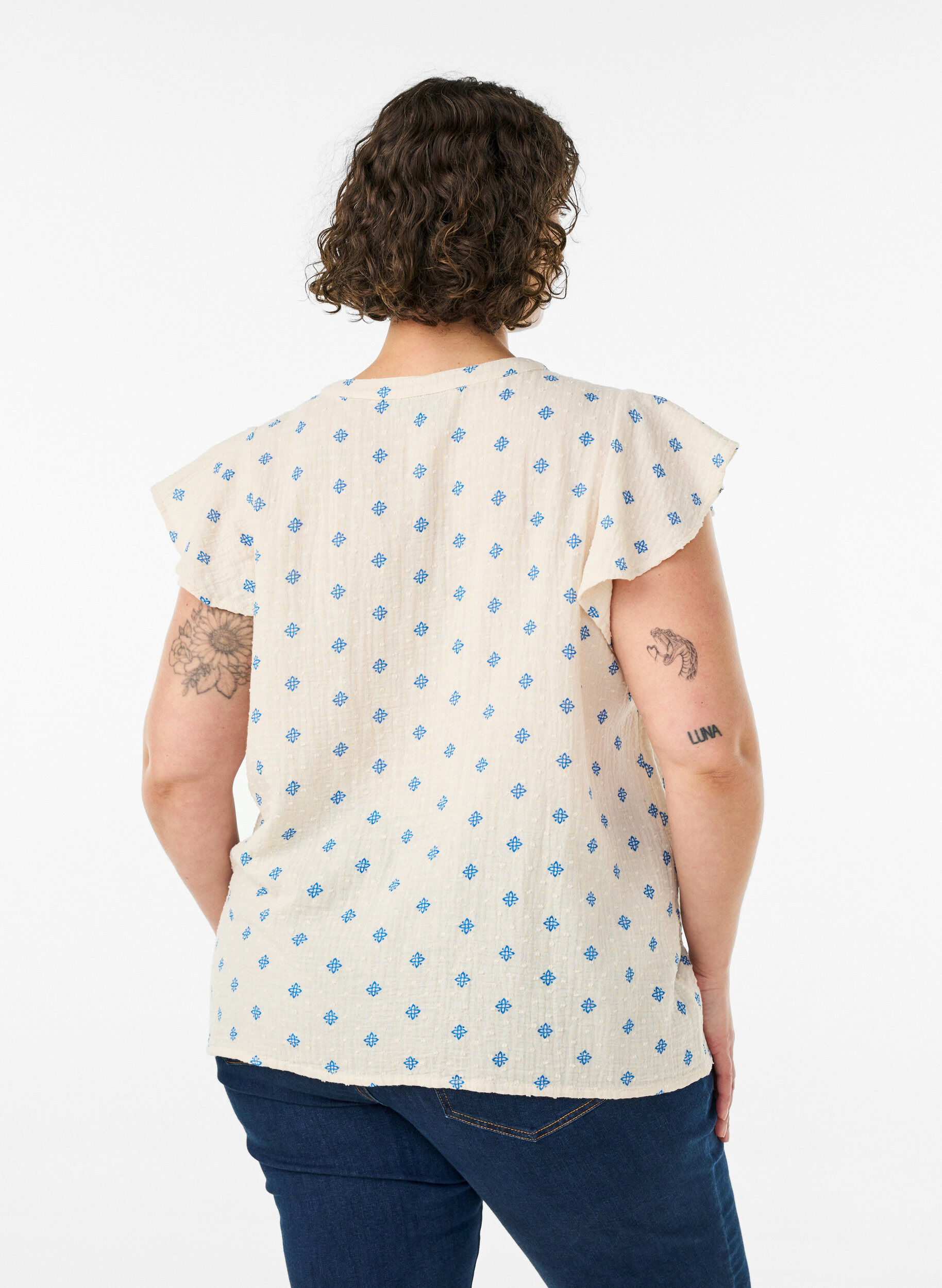 ZizziBlouse sans manches avec d&eacute;tails en crochet et volants, Beige, Model image number 2