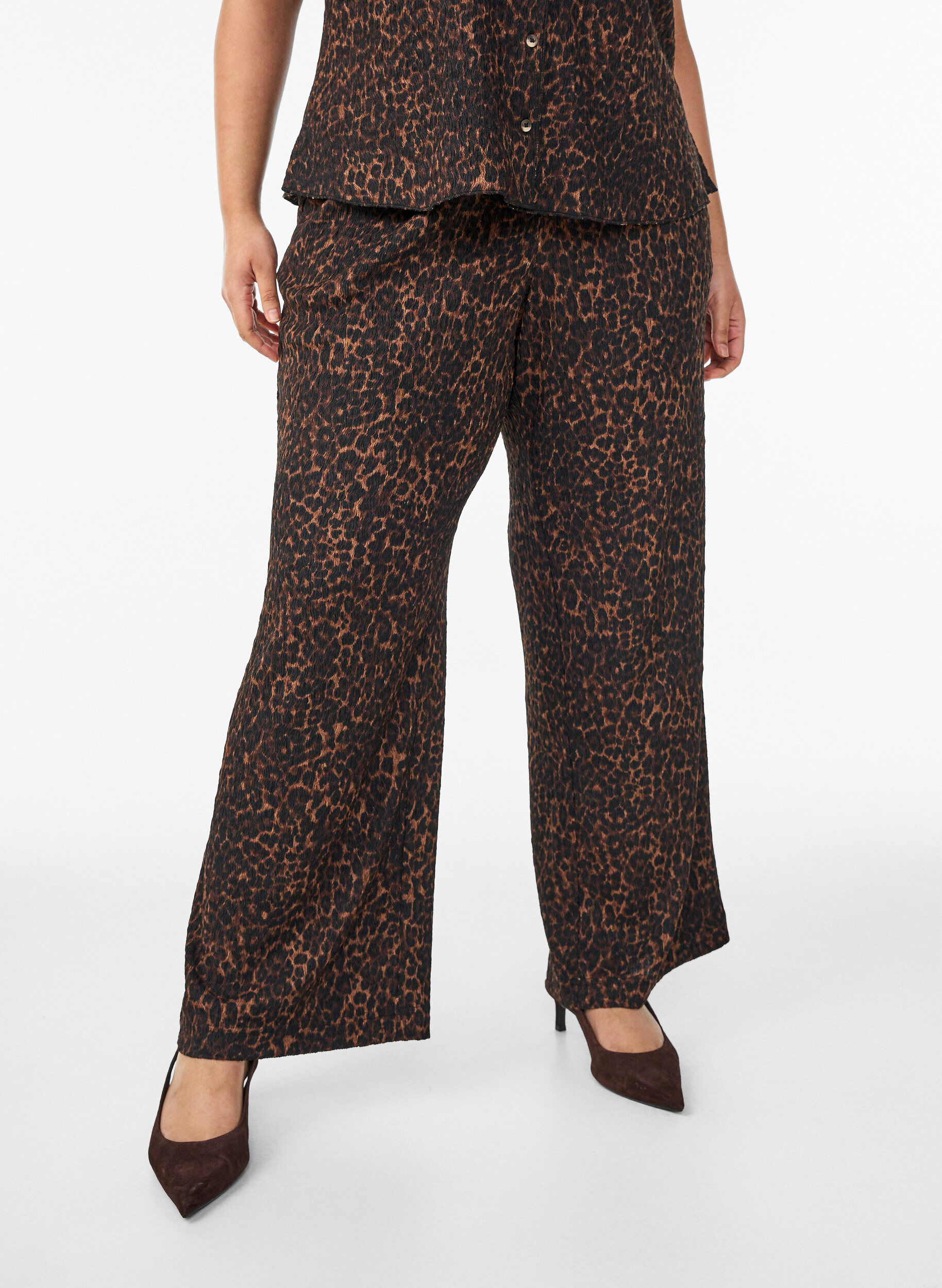 Zizzi Pantalon avec texture ondul&eacute;e, Marron, Model image number 2