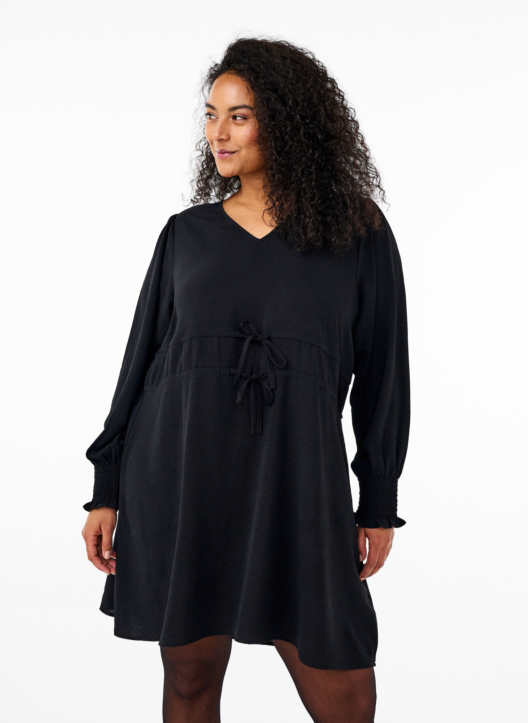 Zizzi Robe avec ceintures &agrave; nouer &agrave; la taille, Noir, Model image number 0