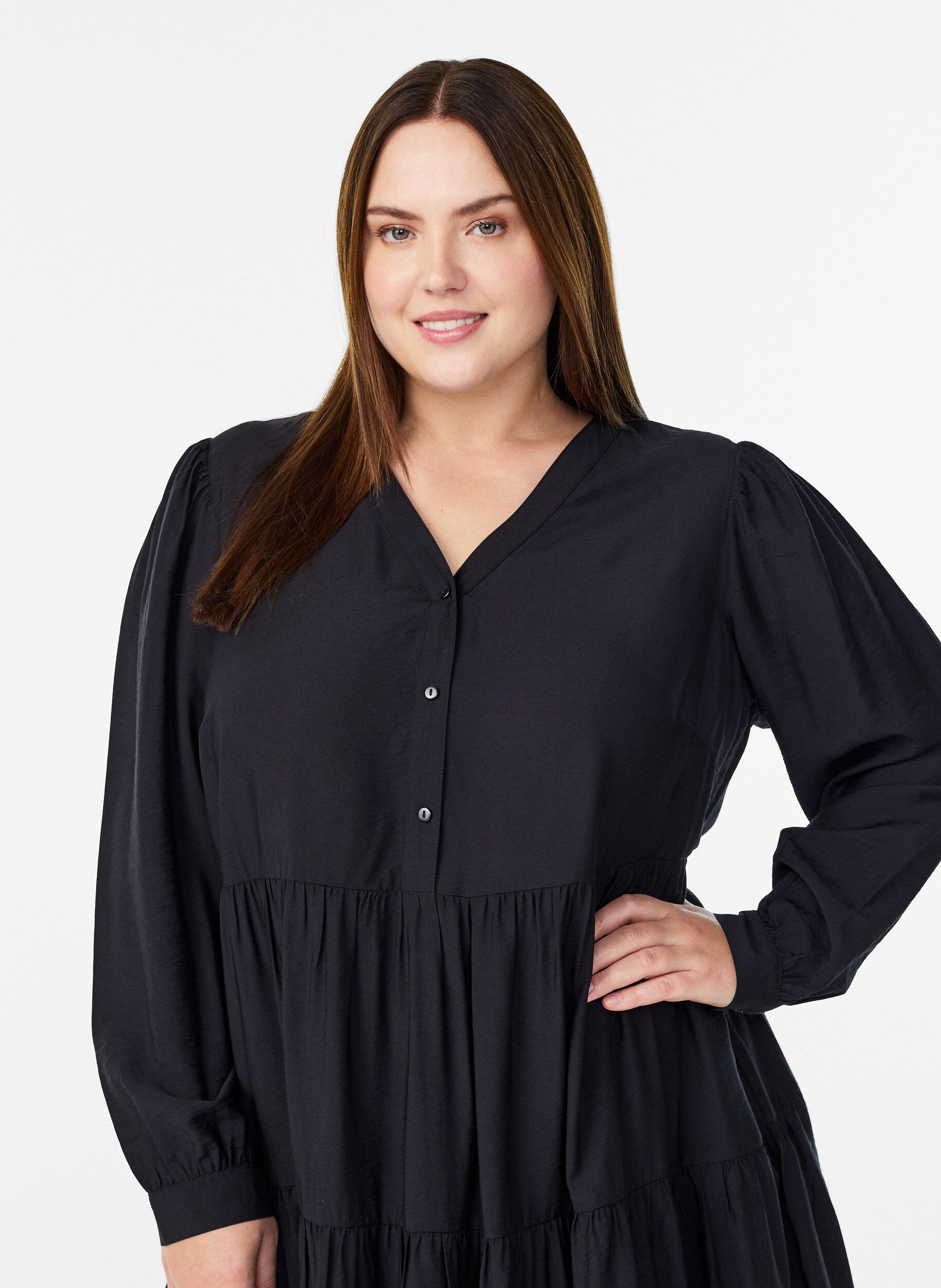 Zizzi Robe midi avec col en V et coupe &eacute;vas&eacute;e, Noir, Model image number 2