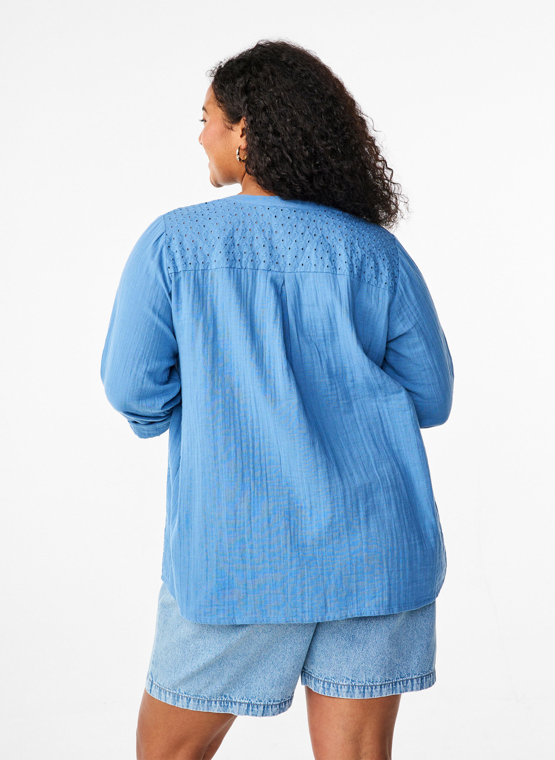 Zizzi Chemisier en coton &agrave; broderie anglaise et manches 3/4, Riverside, Model image number 1