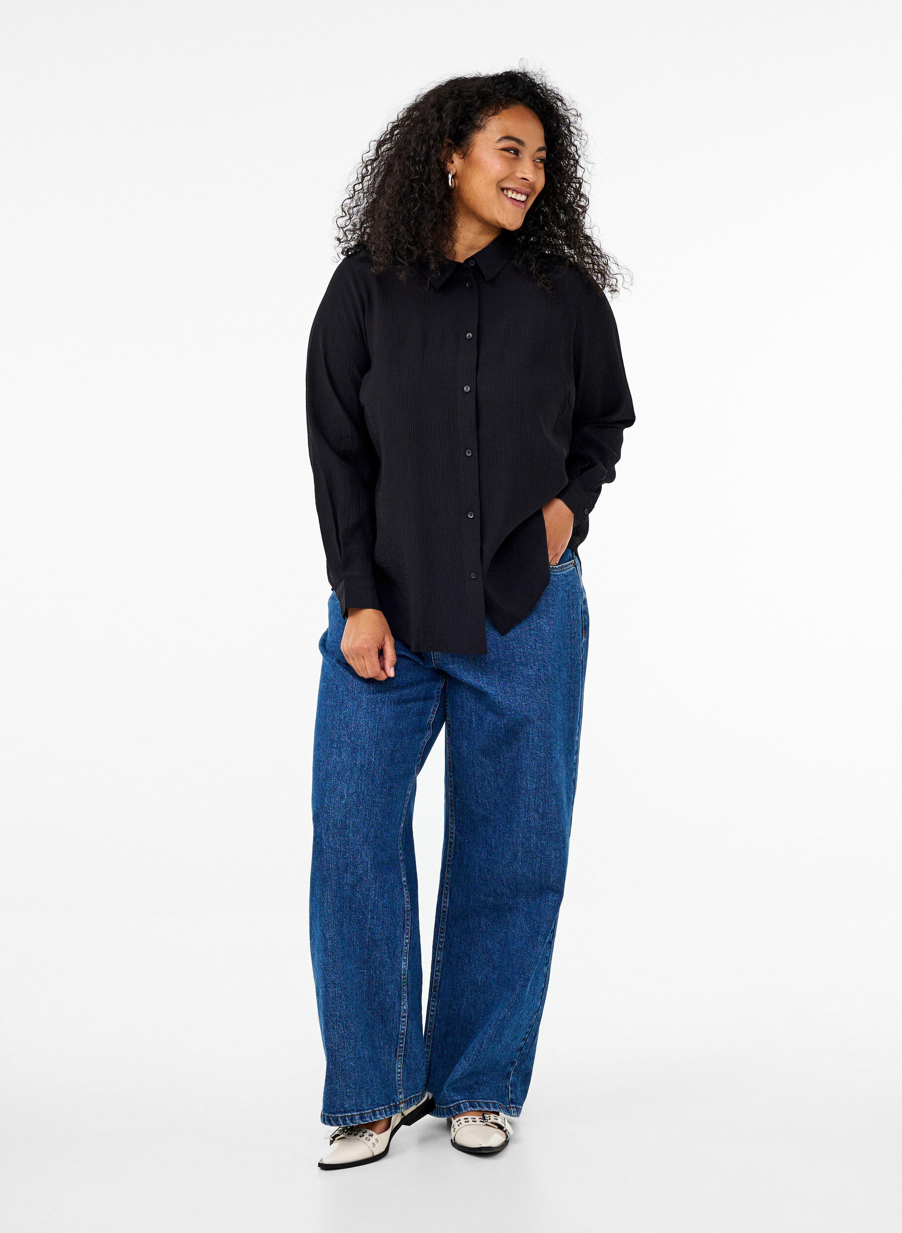 Zizzi Chemise &agrave; texture ray&eacute;e, Noir, Model image number 1