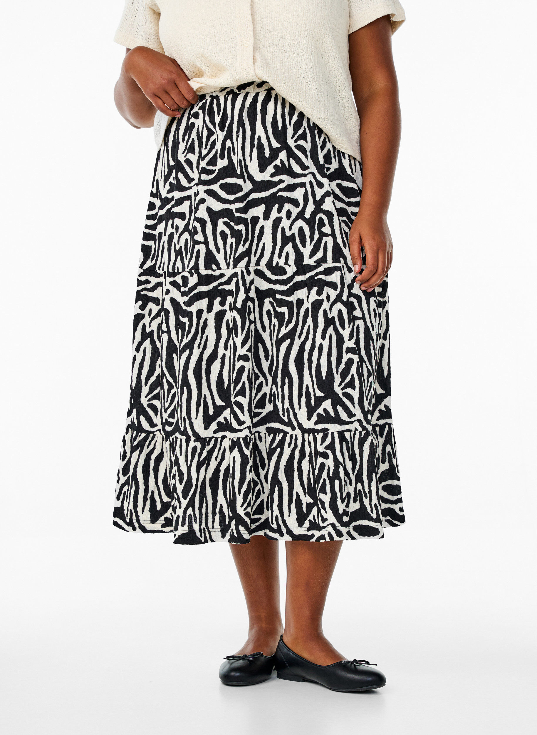 Zizzi Jupe longue avec imprim&eacute; z&egrave;bre, Black w. White Zebra, Model image number 2