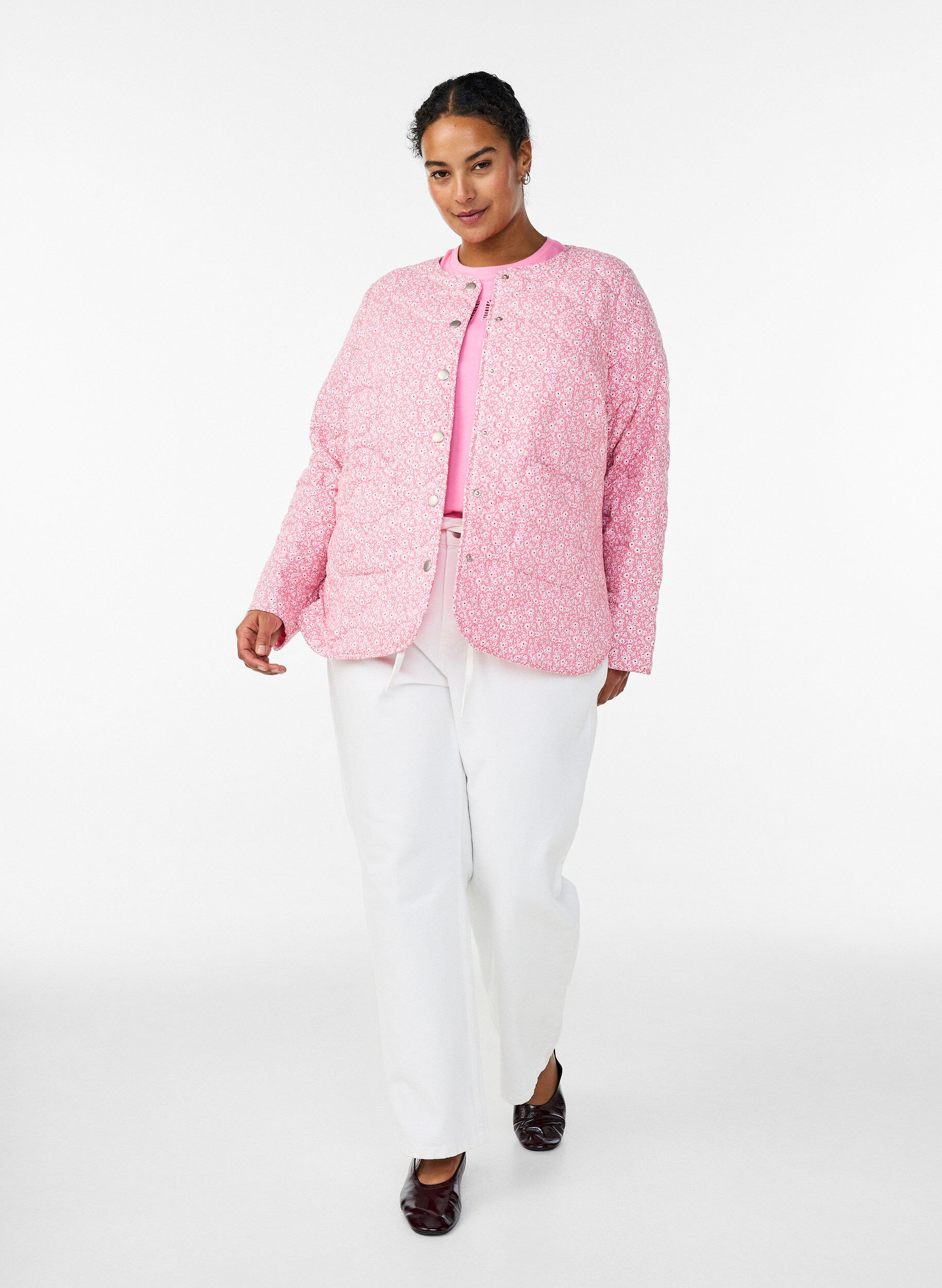 Zizzi Veste matelass&eacute;e l&eacute;g&egrave;re &agrave; imprim&eacute; floral, Rose, Model image number 1