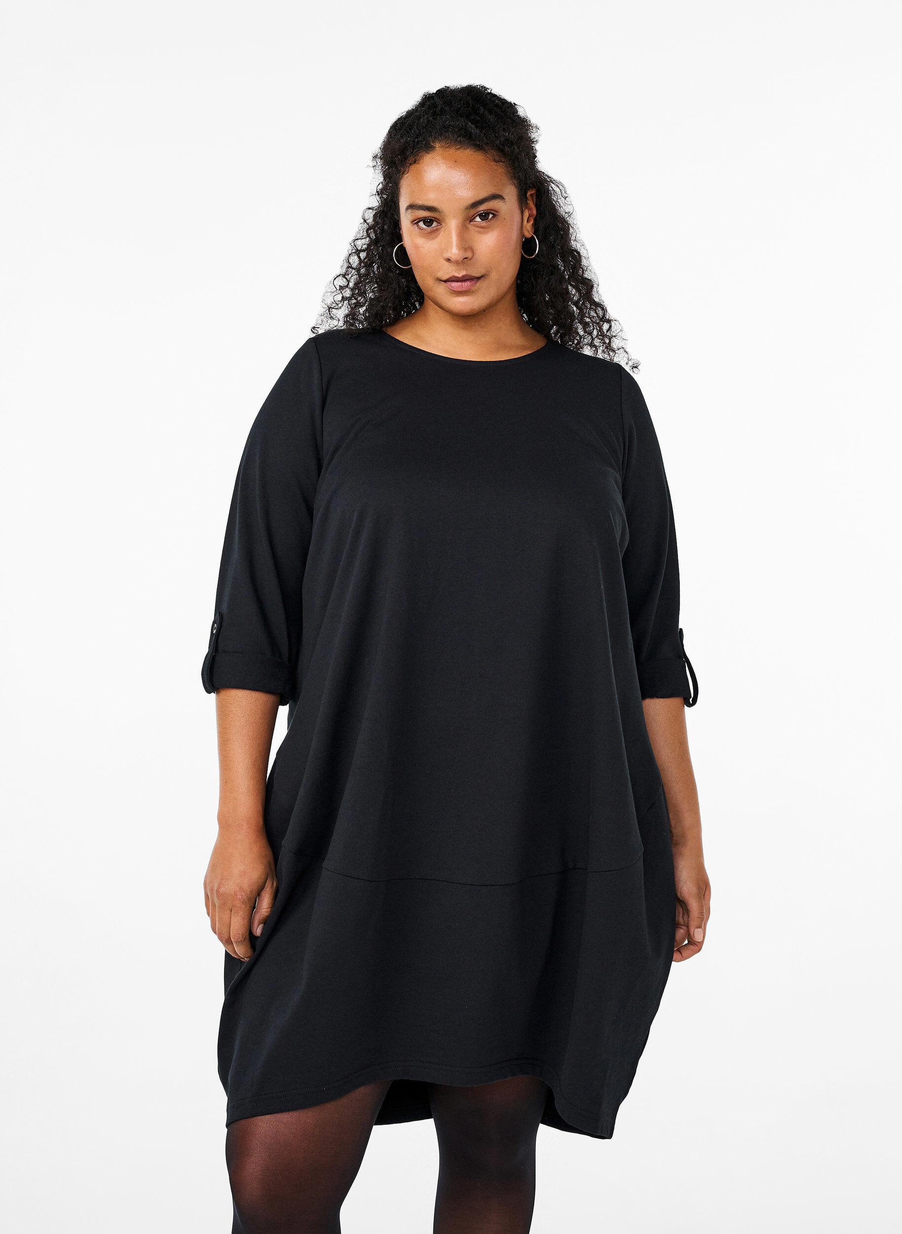 Robe en coton avec coupe ballon, Noir, Model