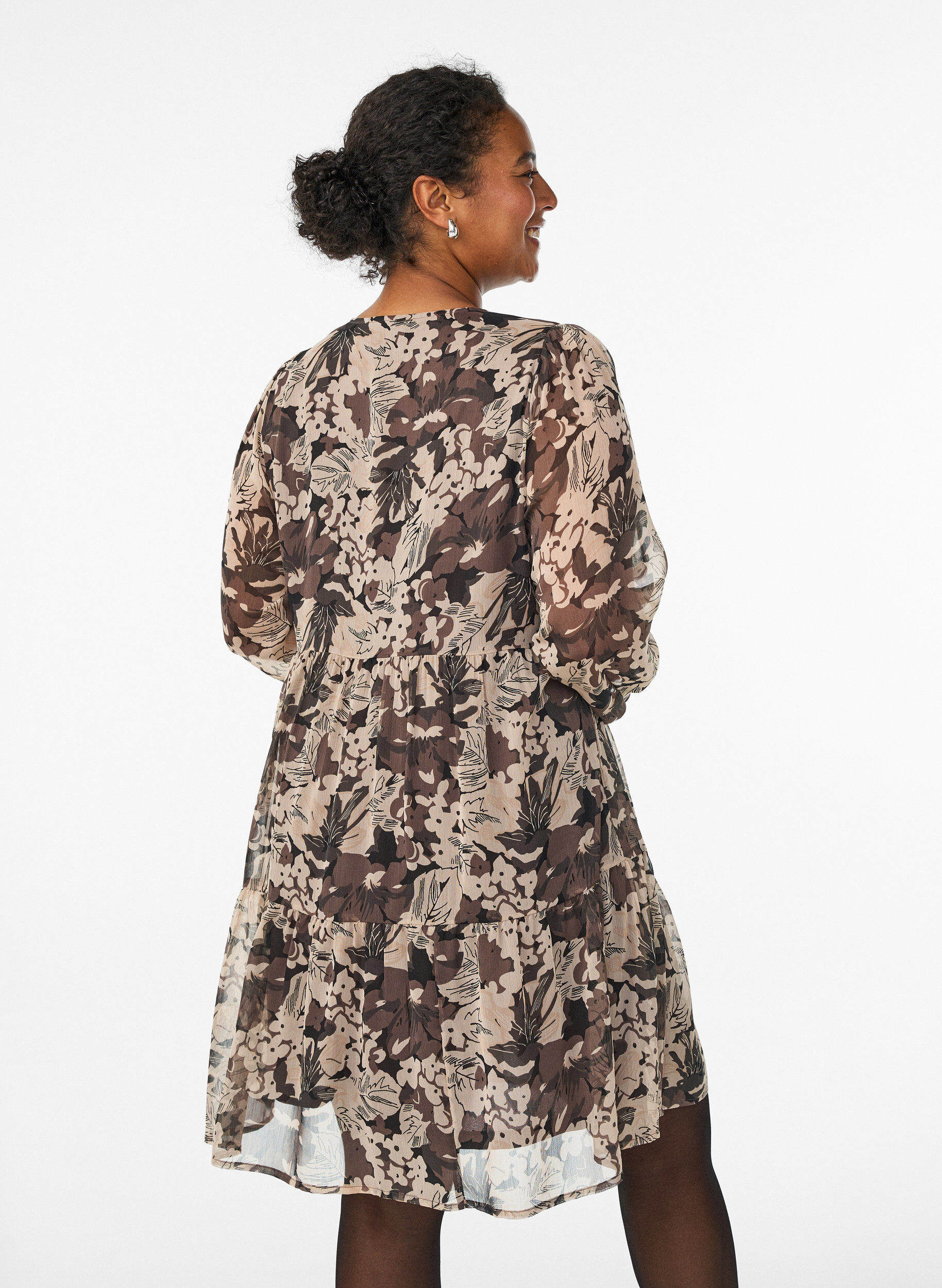 Zizzi Robe courte &agrave; coupe &eacute;vas&eacute;e avec imprim&eacute; floral, Noir, Model image number 2