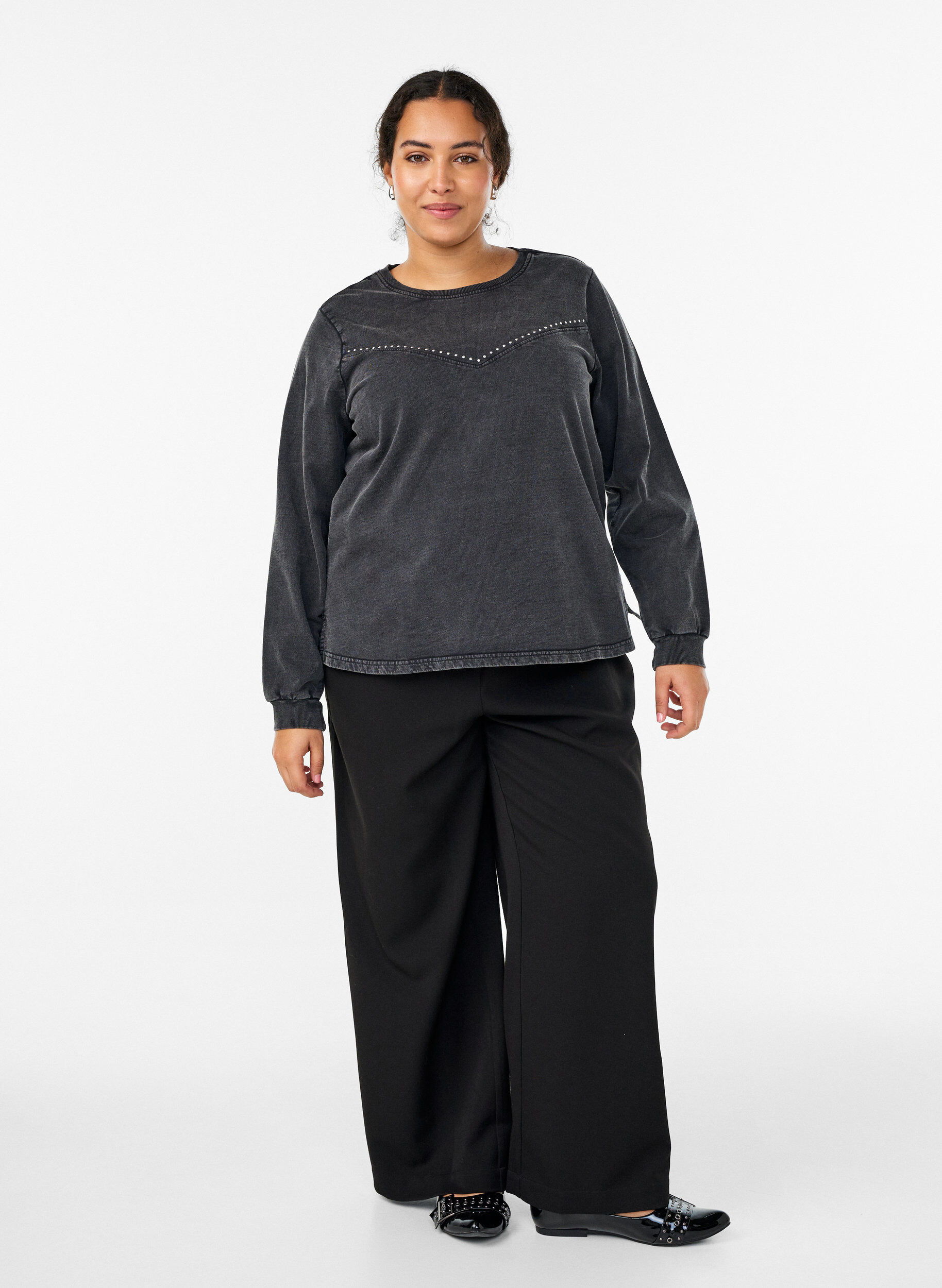 Zizzi Sweatshirt avec strass et effet d&eacute;lav&eacute;, Gris anthracite, Model image number 1