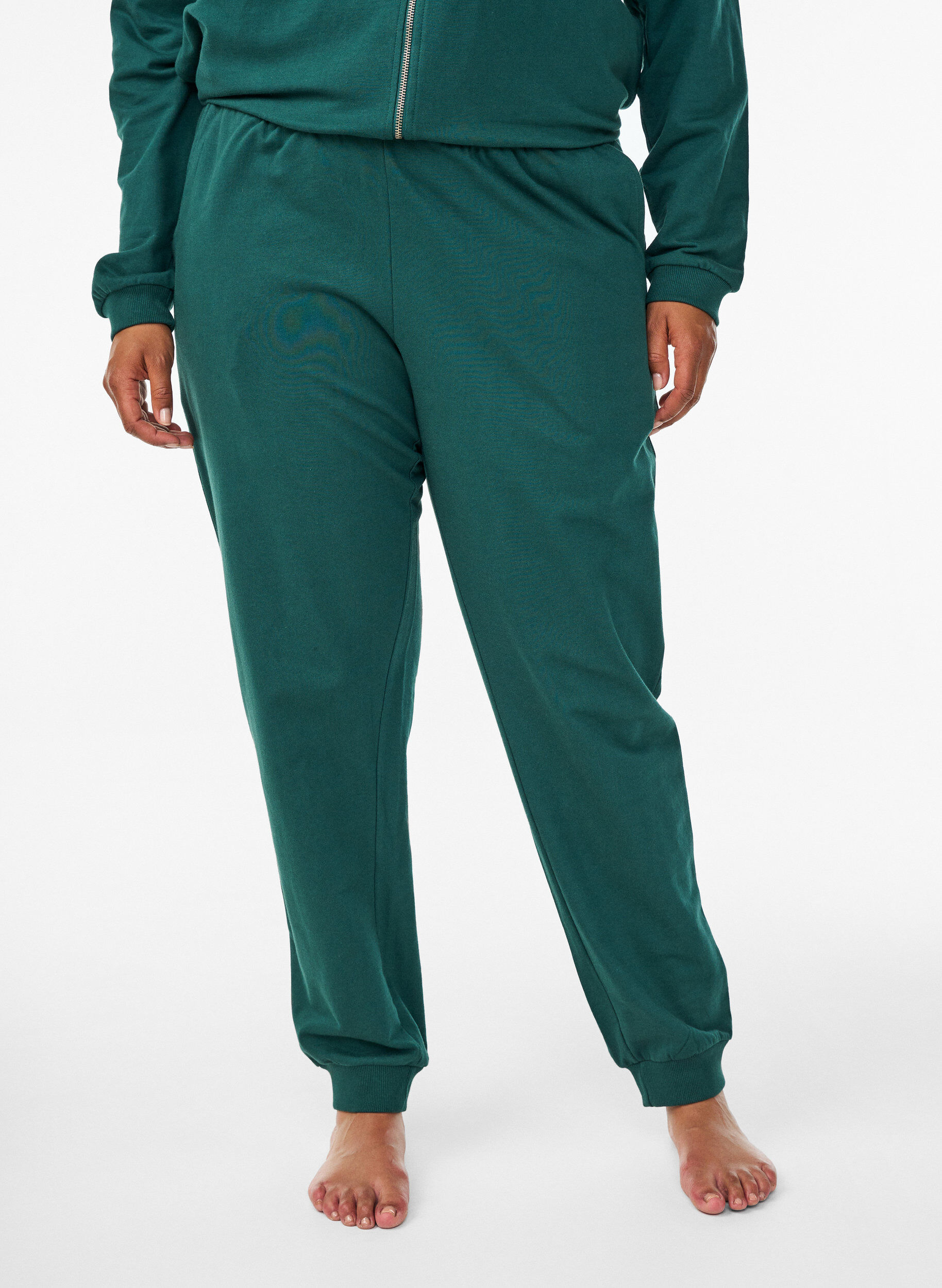 Zizzi Pantalon de jogging taille haute en coton, Vert fonc&eacute;, Model image number 2