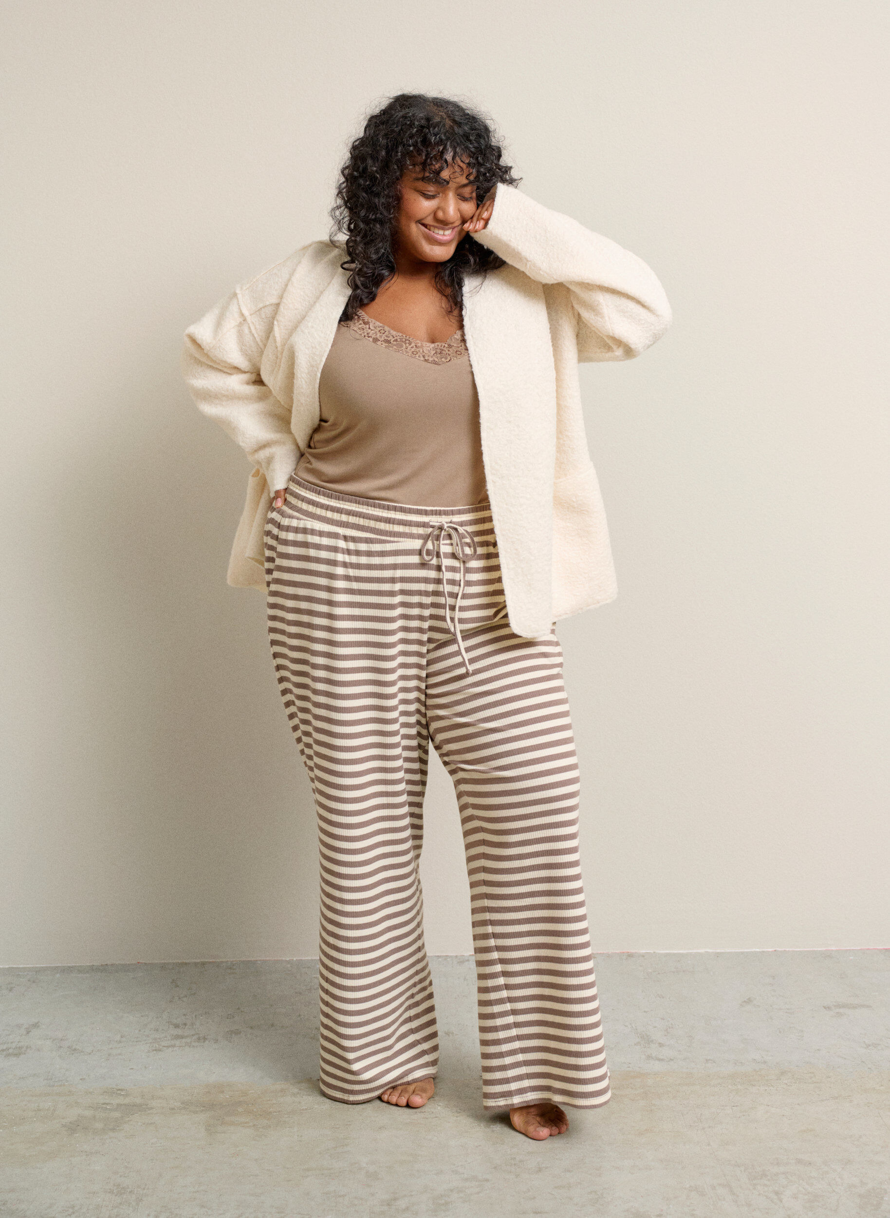 Zizzi Cardigan ample avec poches, Vanille, Image image number 0