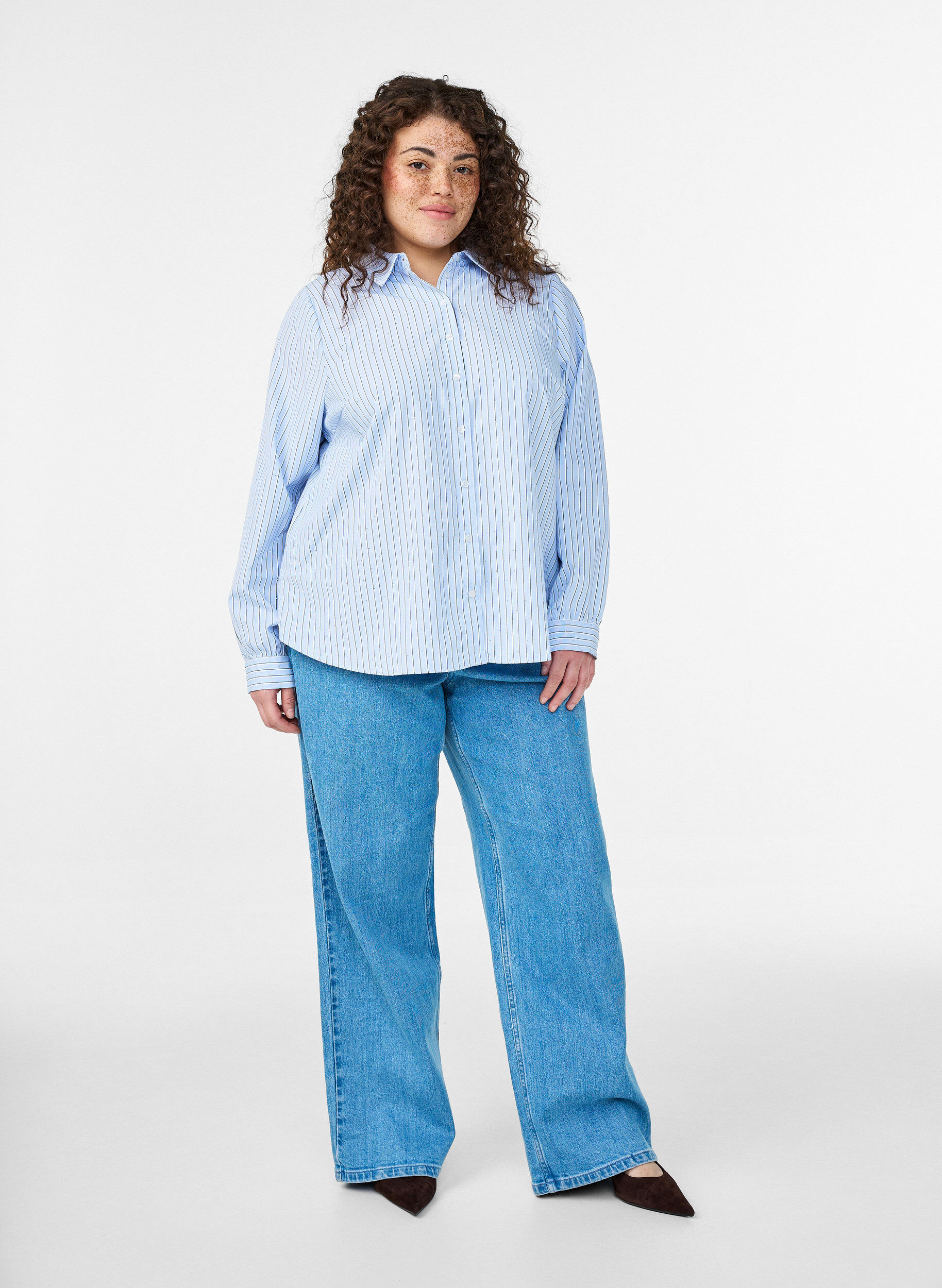 Zizzi Chemise ray&eacute;e avec des clous, Bleu Clair, Model image number 1