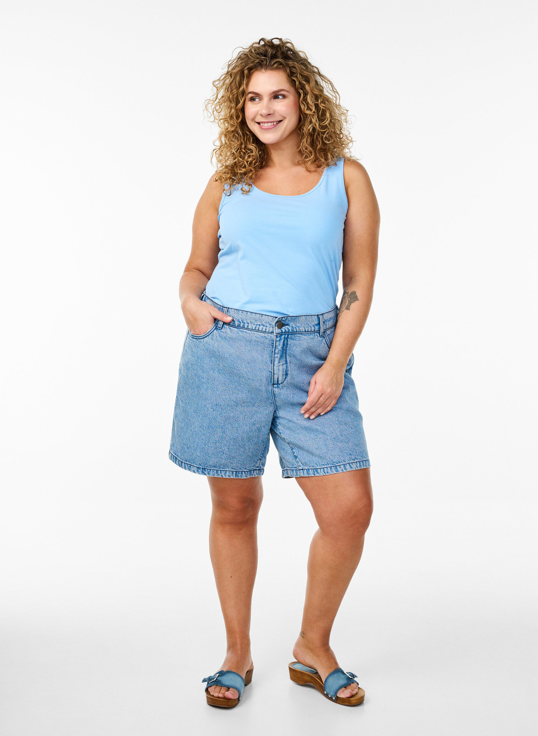 Zizzi Haut uni Basic en coton, Bleu Clair, Model image number 1