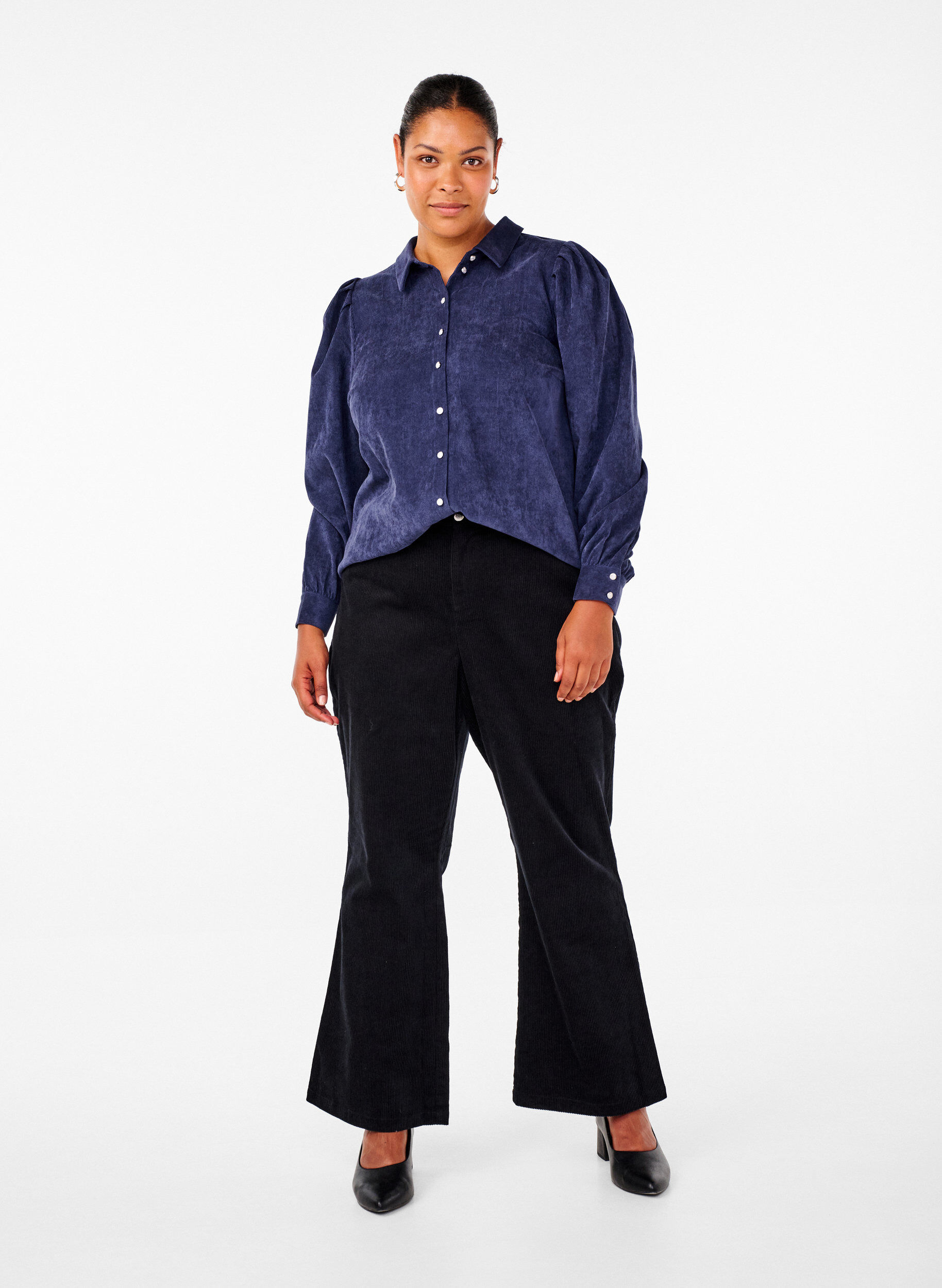 Zizzi Pantalon en velours &agrave; taille haute et coup&eacute; ras du genou, Noir, Model image number 0