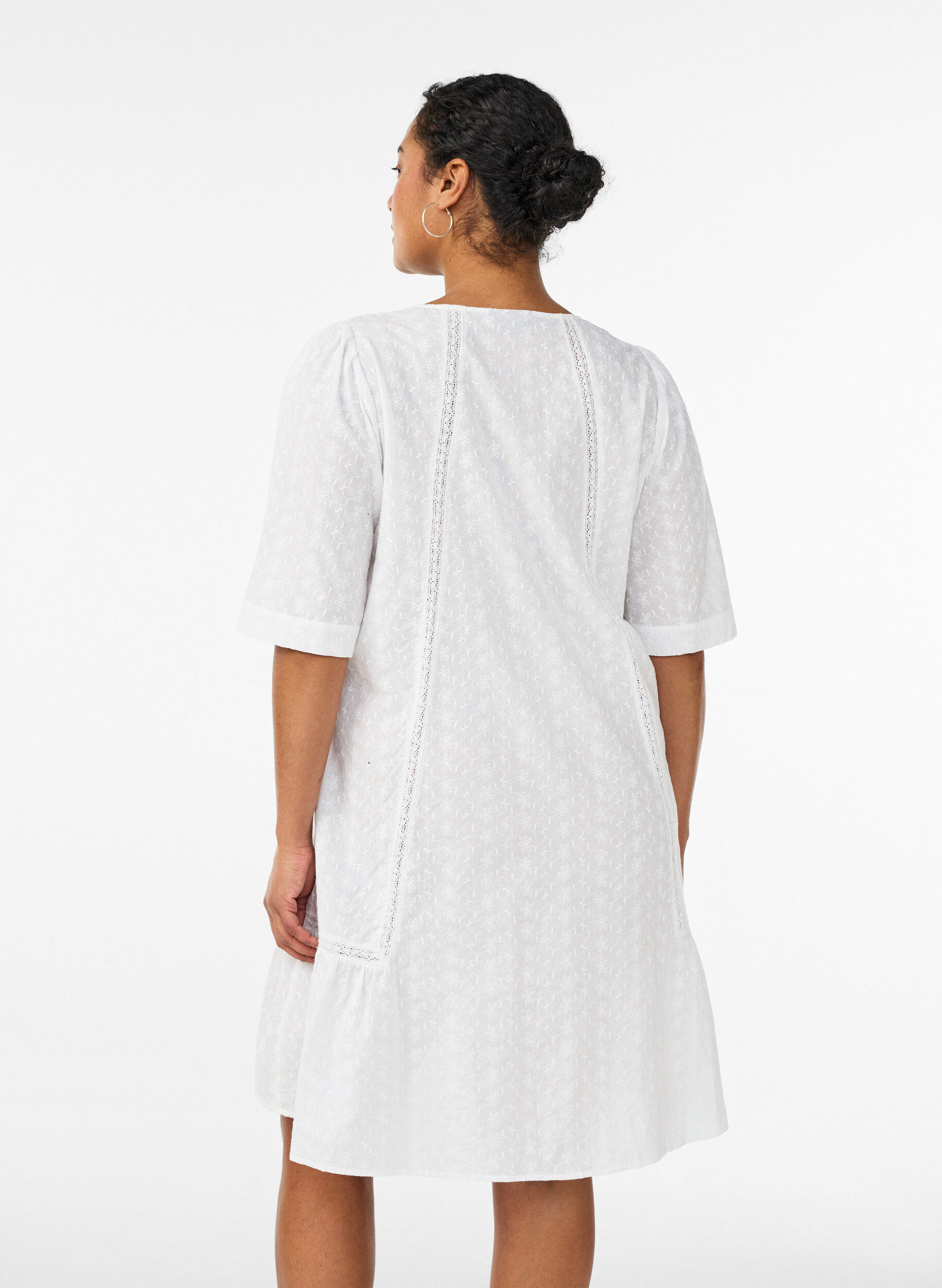 Zizzi Robe mi-longue en coton avec broderie et col en V, Blanc, Model image number 2