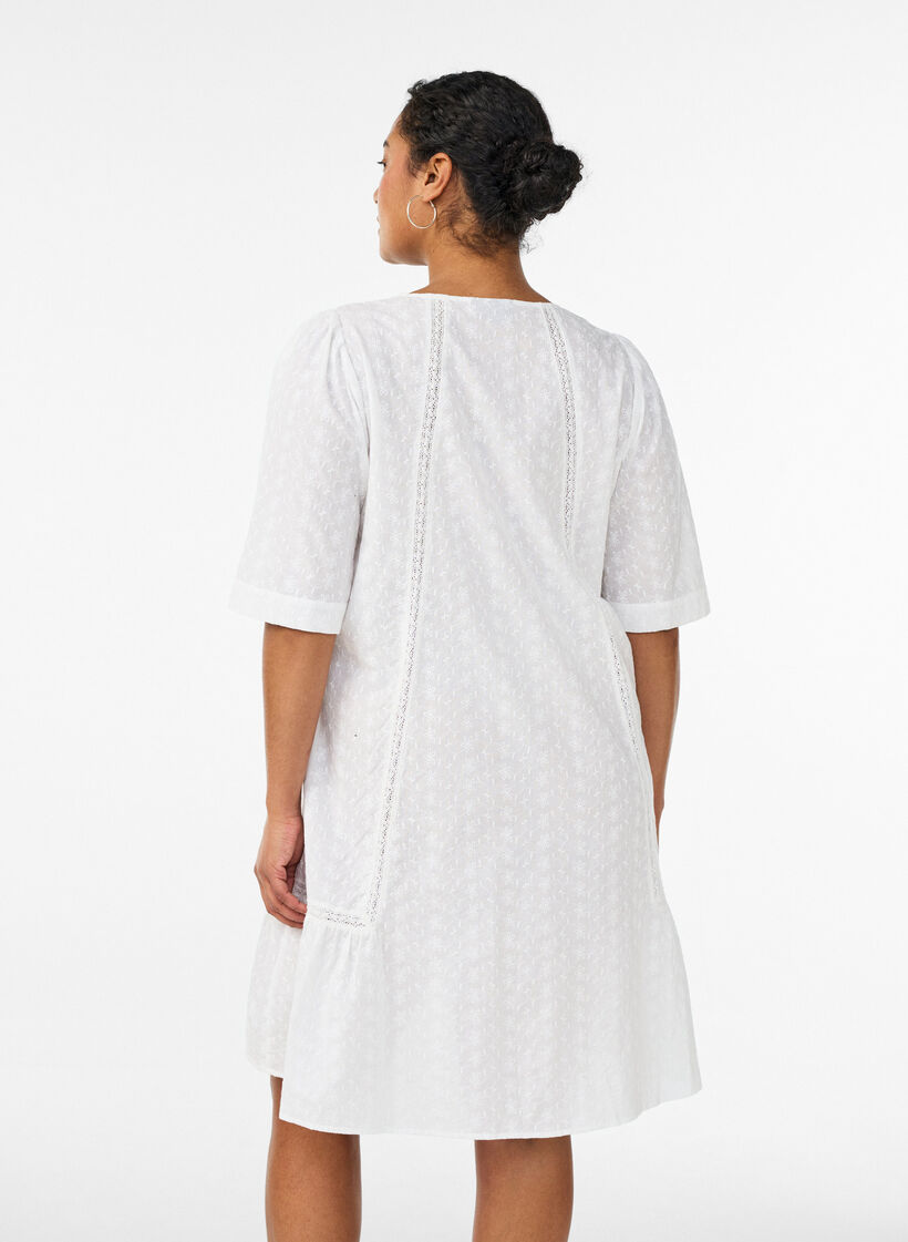 Robe mi-longue en coton avec broderie et col en V, Blanc, Model image number 2
