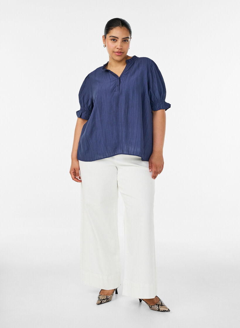 Blouse en m&eacute;lange de viscose froiss&eacute; avec un col en V, Bleu, Model image number 1