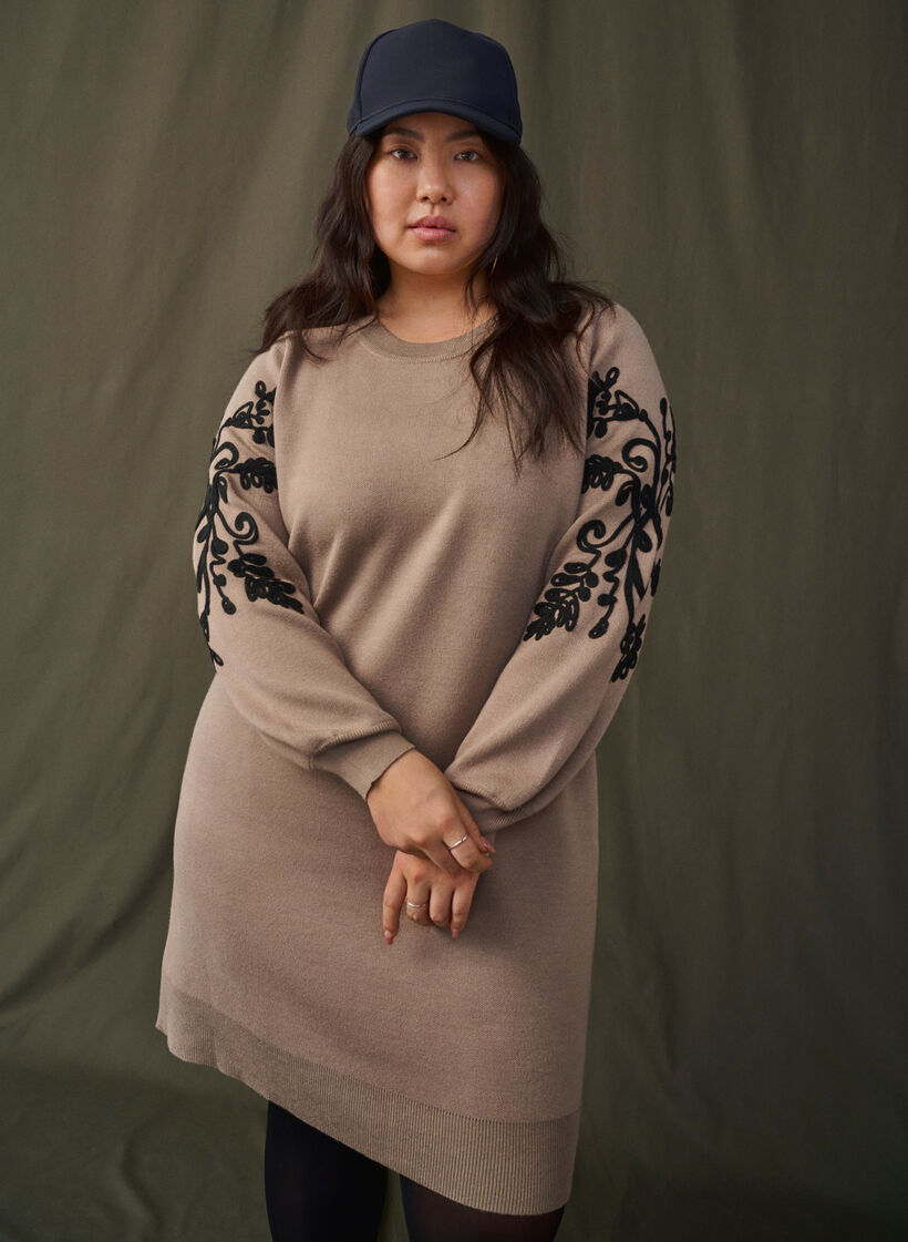 Robe en maille avec détails brodés, Desert Taupe Comb, Image image number 0