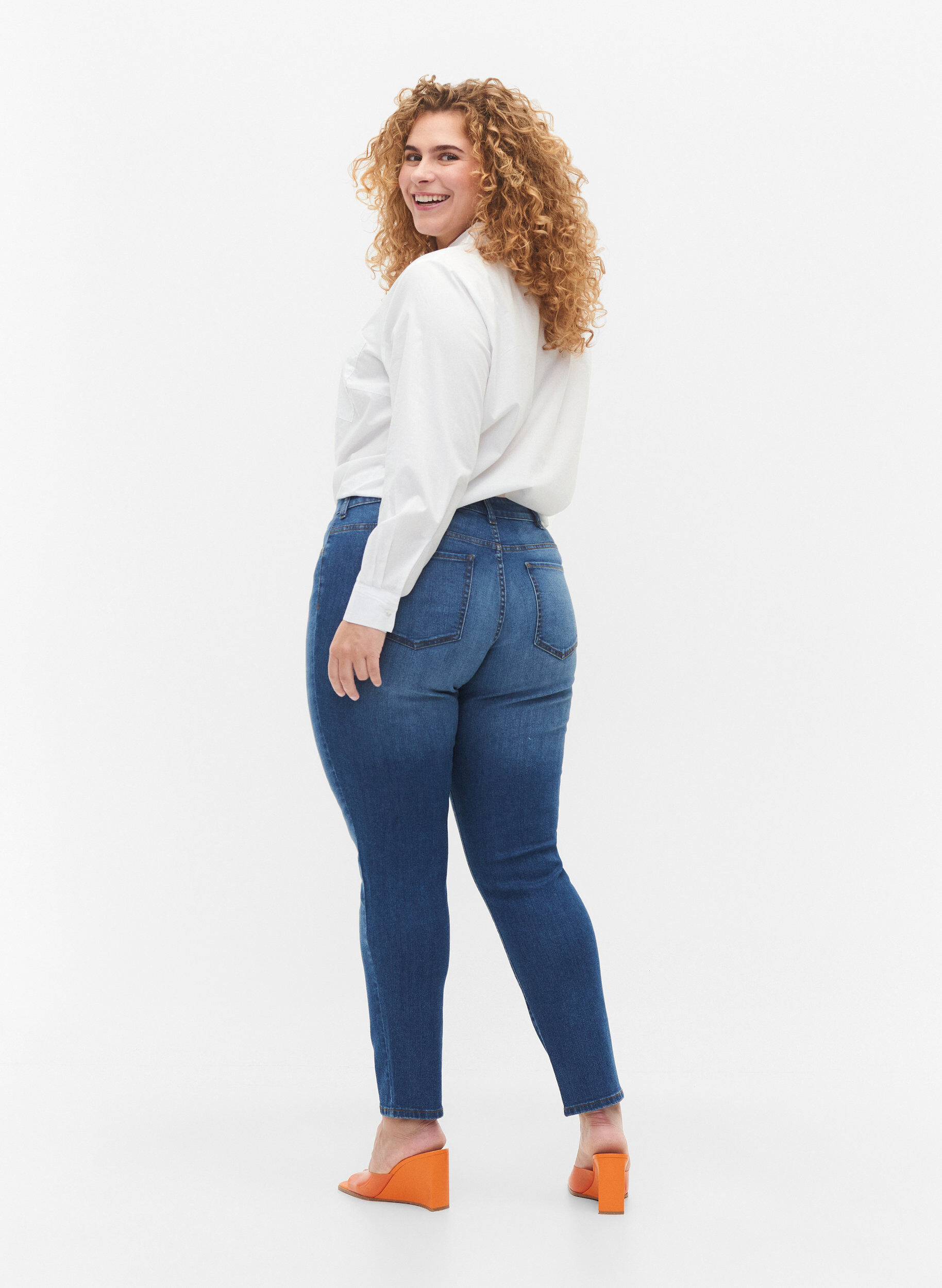 Zizzi Emily jeans avec taille r&eacute;guli&egrave;re et coupe slim, Blue denim, Model image number 1