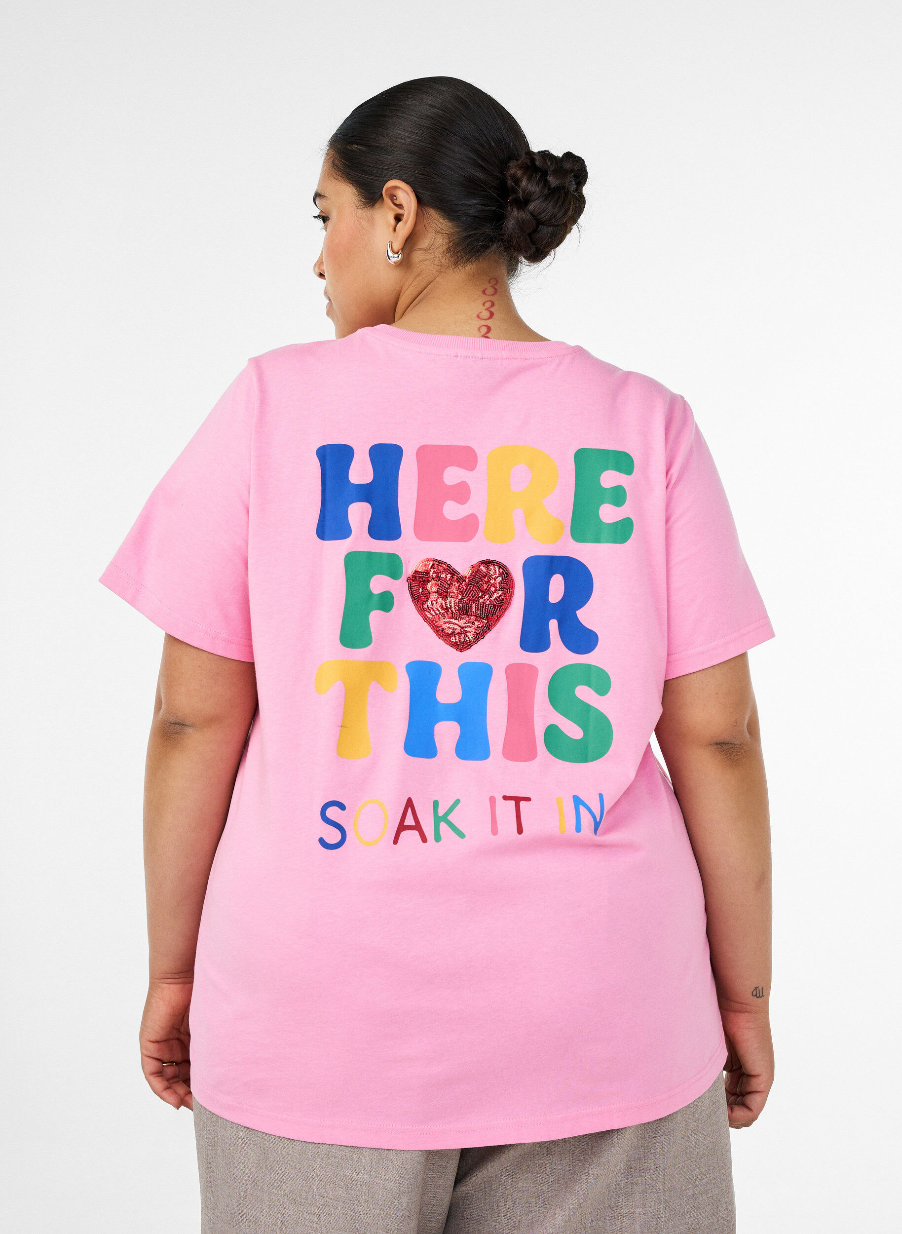 ZizziT-shirt avec un c&oelig;ur en sequins et imprim&eacute; color&eacute; au dos, Rose, Model image number 2