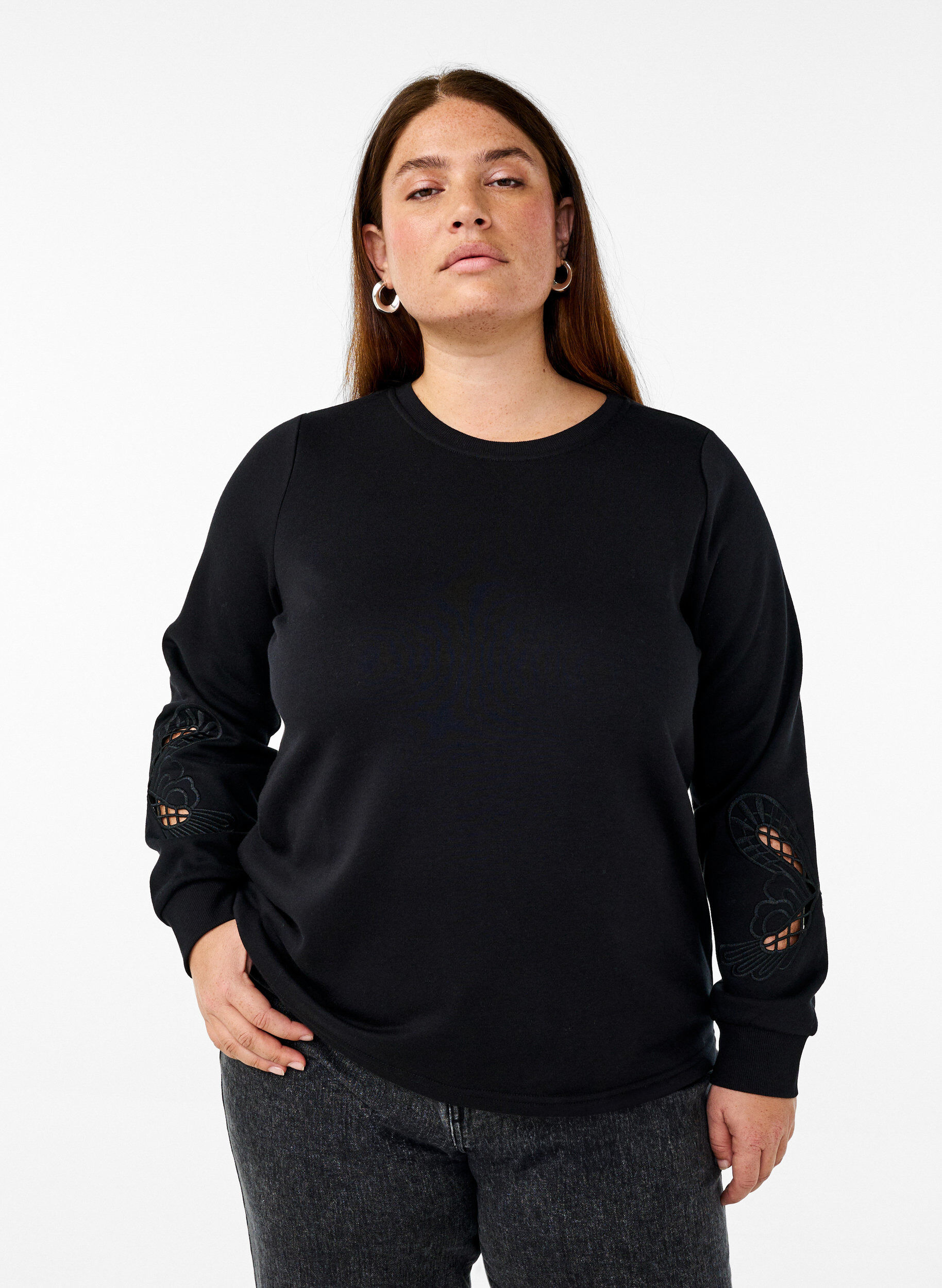 Zizzi Sweatshirt avec d&eacute;coupes &agrave; motifs brod&eacute;s, Black, Model image number 0