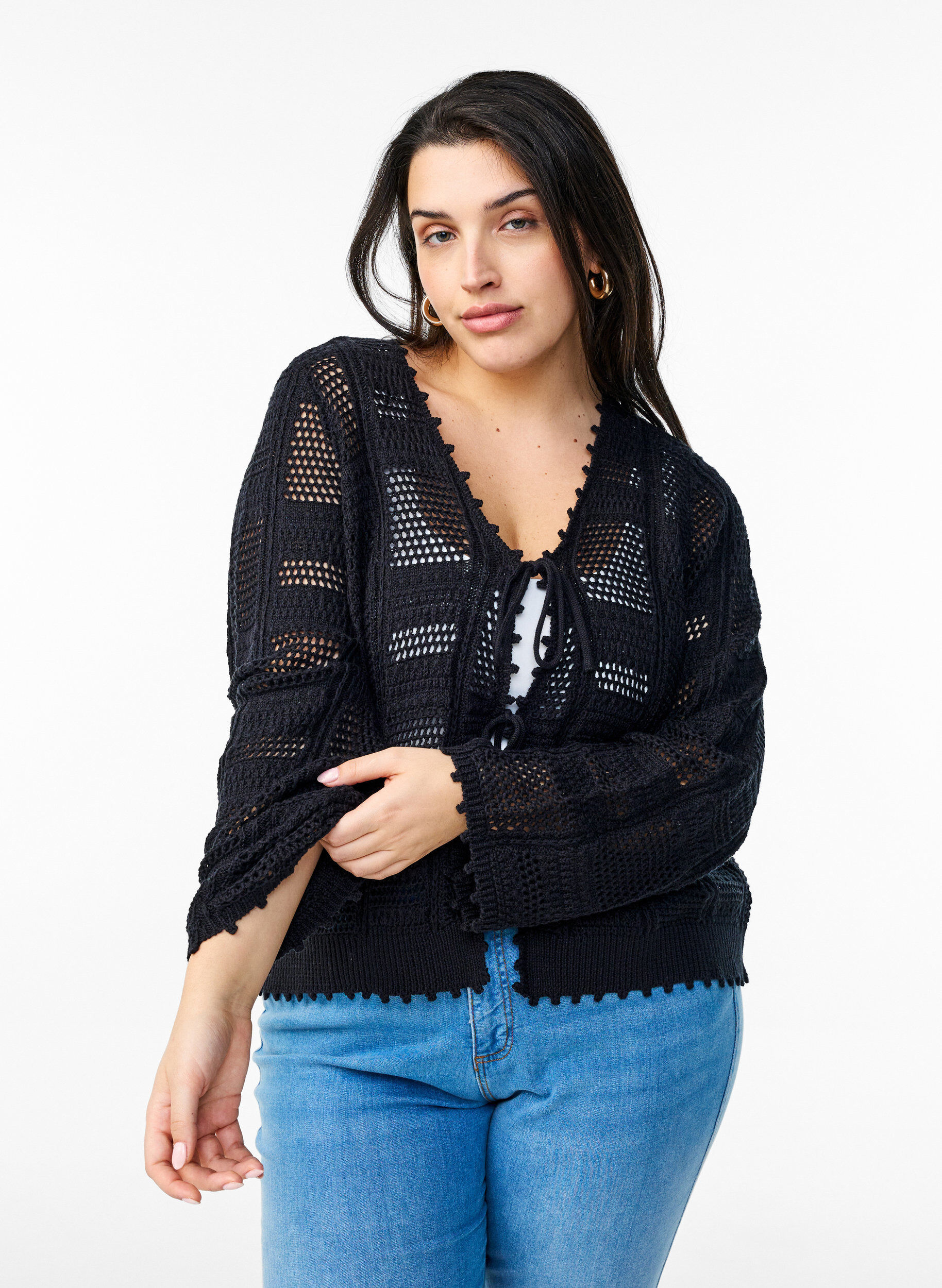 Zizzi Cardigan en maille avec liens et motifs ajour&eacute;s, Noir, Model image number 0