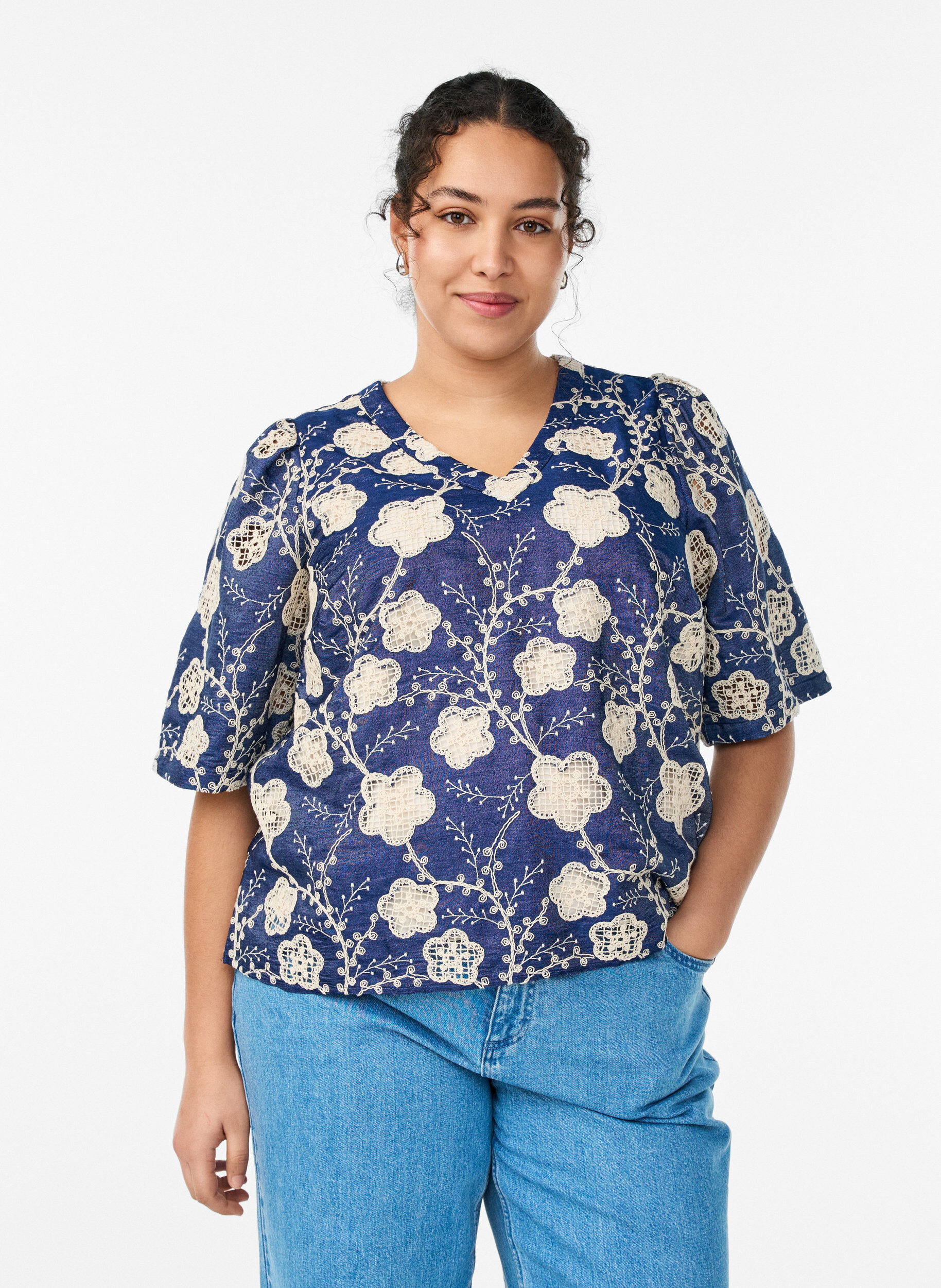 Zizzi Blouse avec col en V et motif brod&eacute;, Bleu, Model image number 0
