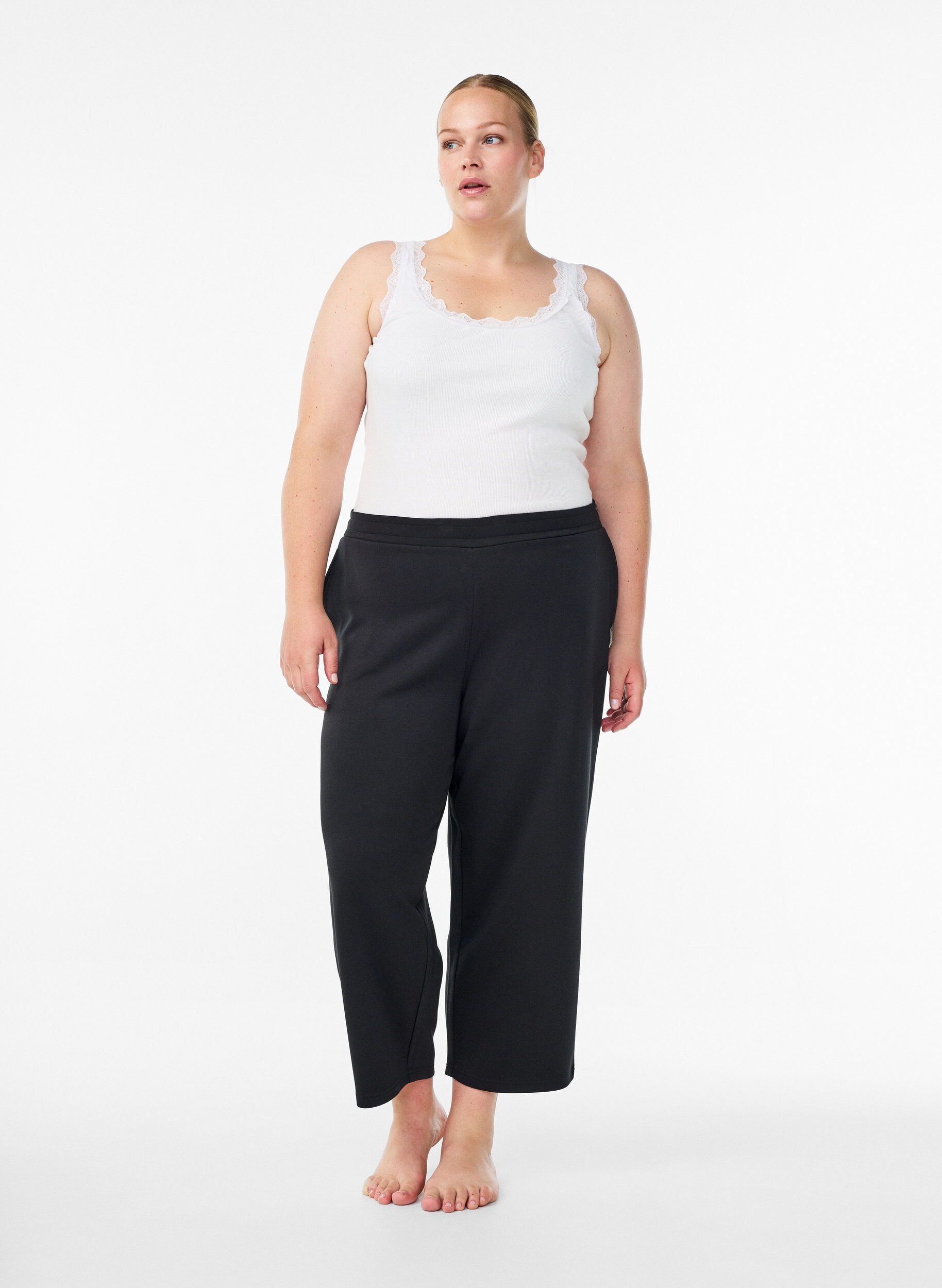 Pantalon 7/8 en modal m&eacute;lang&eacute; avec poches, Noir, Model