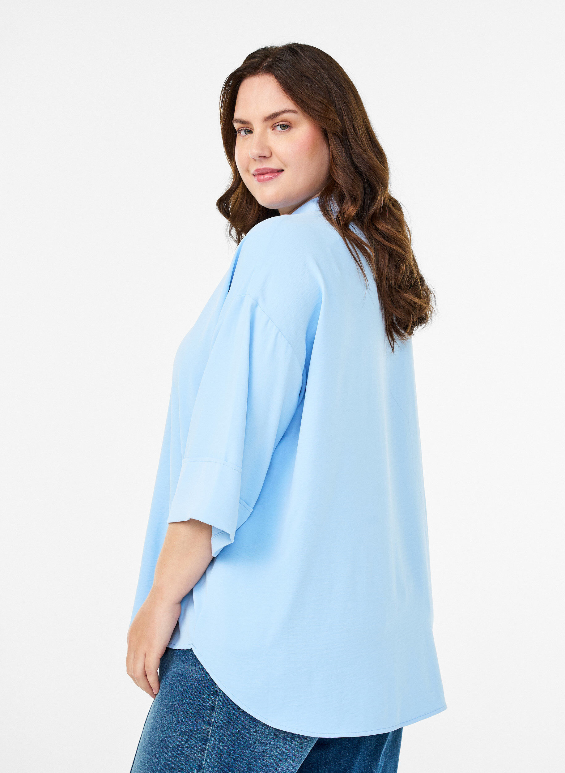 Zizzi Chemise ample avec col en V et manches 3/4, Bleu Clair, Model image number 2