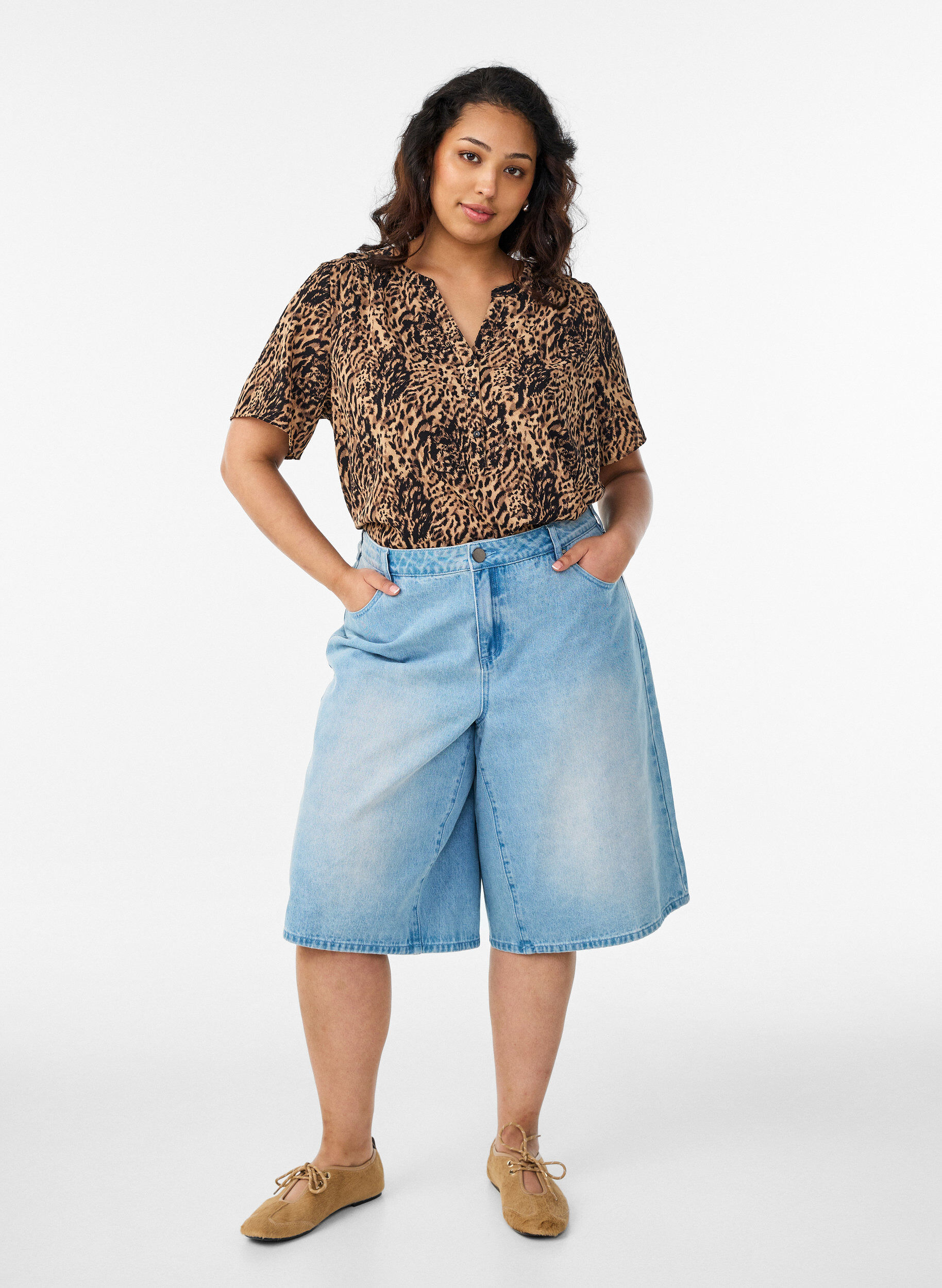 Zizzi Blouse &agrave; manches courtes et encolure en V, Marron, Model image number 1