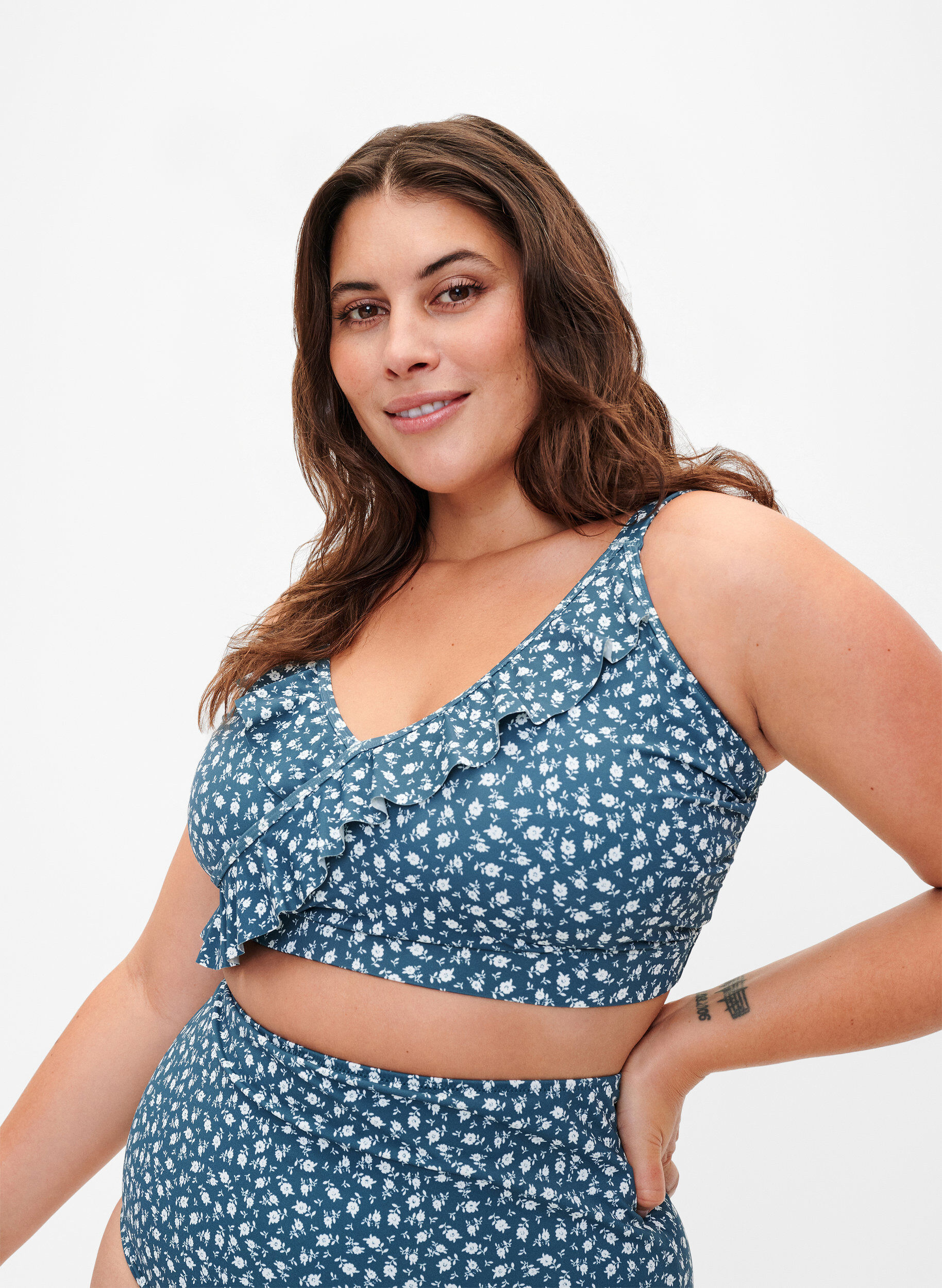 Zizzi Soutien-gorge de bikini &agrave; fleurs avec d&eacute;tails &agrave; volants, Bleu p&eacute;trole, Model image number 0