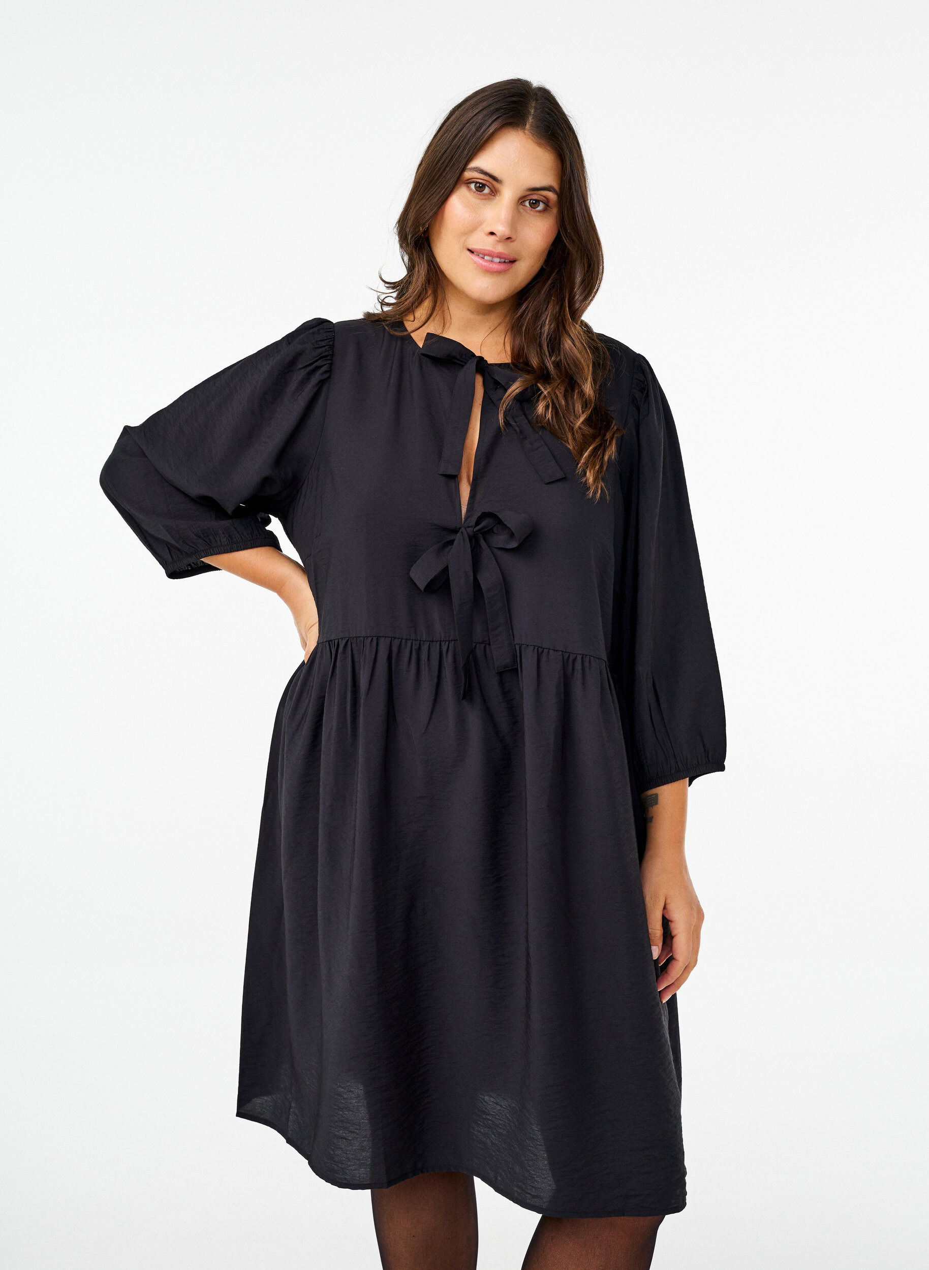 Zizzi Robe avec d&eacute;coration n&oelig;uds et manches 3/4, Black, Model image number 0